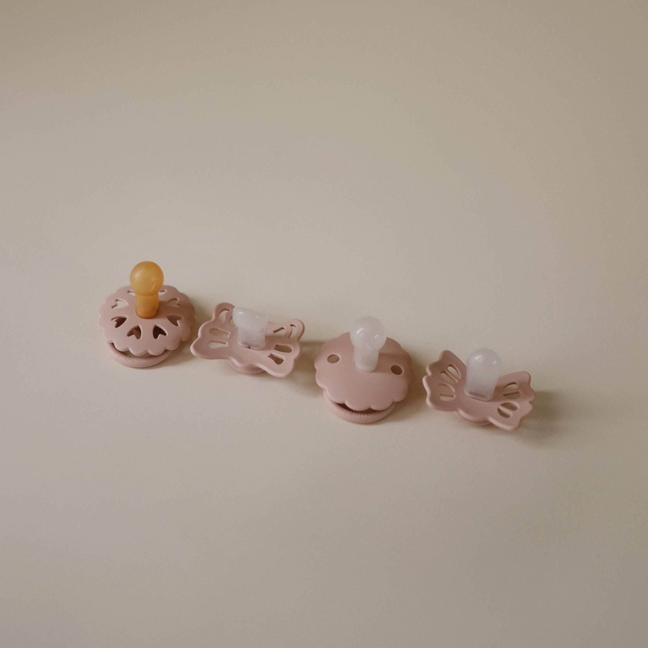 Frigg Baby's First Pacifier Floral Heart (blush) 4-pack