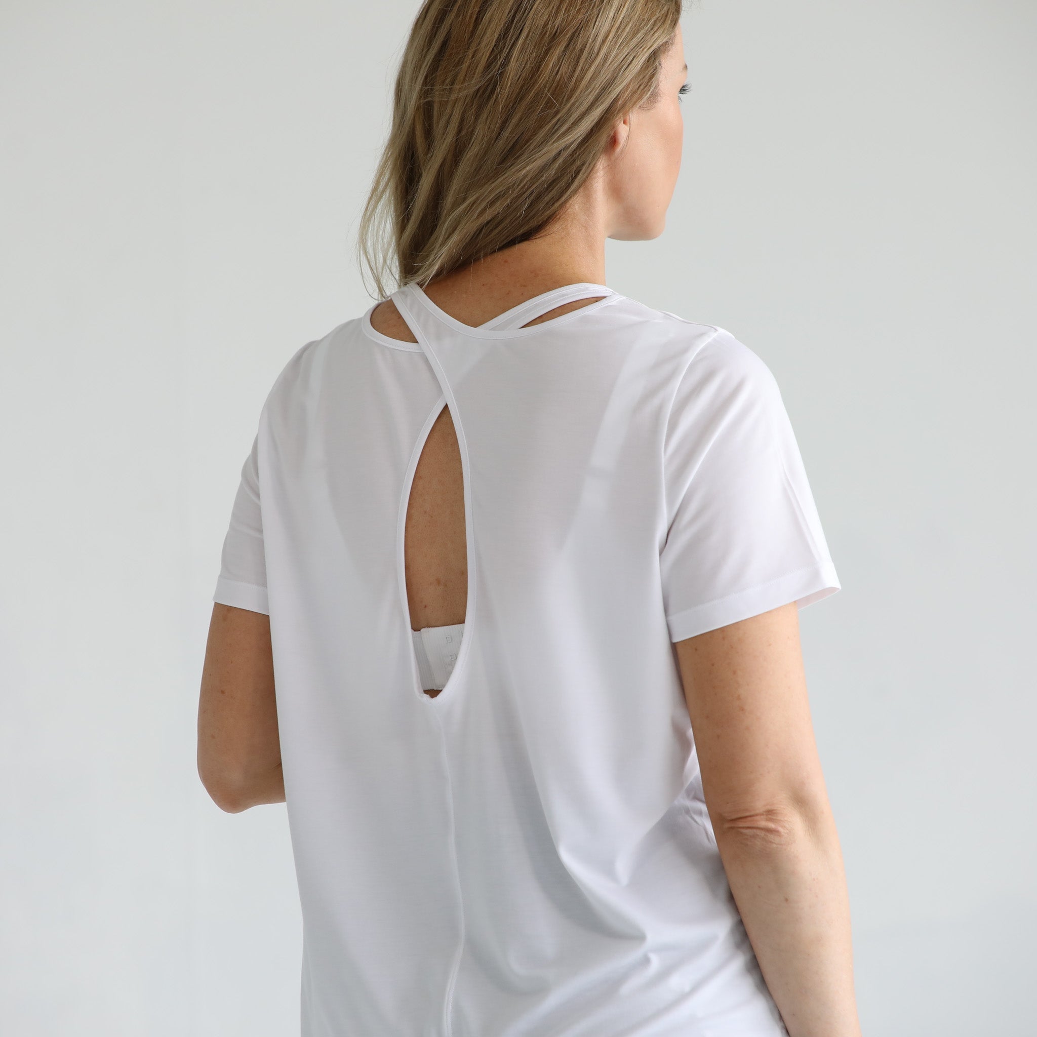Harper Cross Back Short Sleeve Nursing Tee (blanc)
