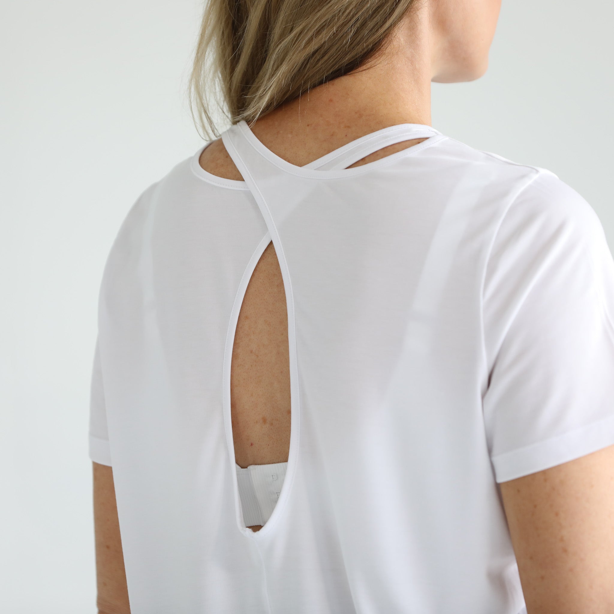 Harper Cross Back Short Sleeve Nursing Tee (blanc)