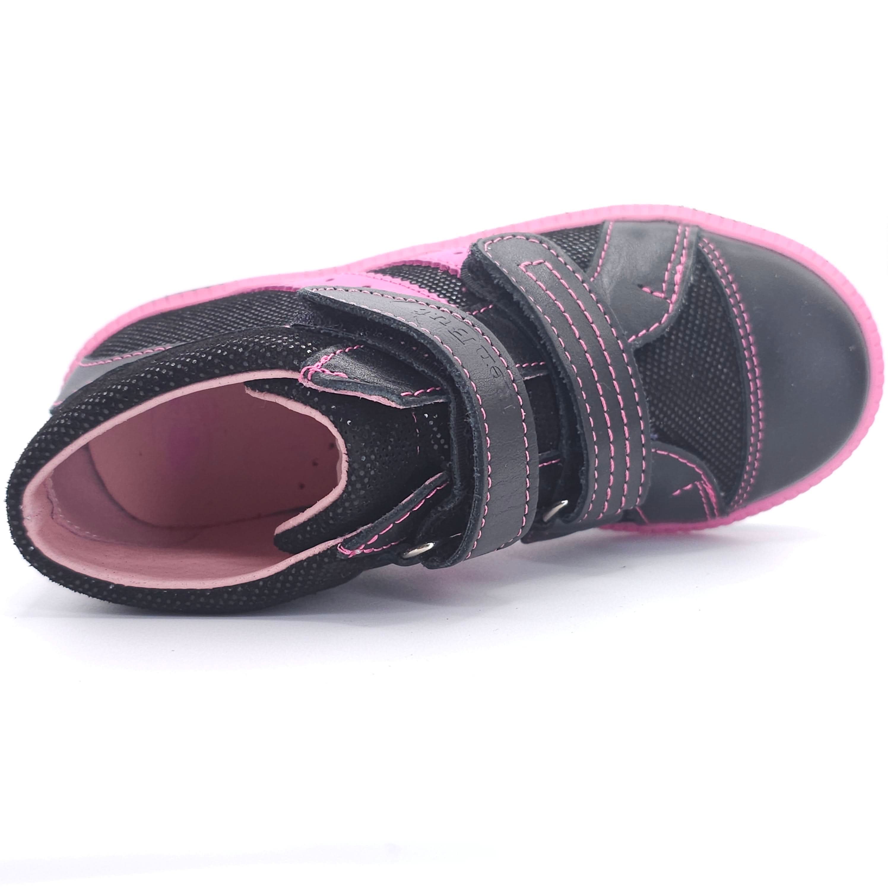 Girls Led Shoe In Black And Pink
