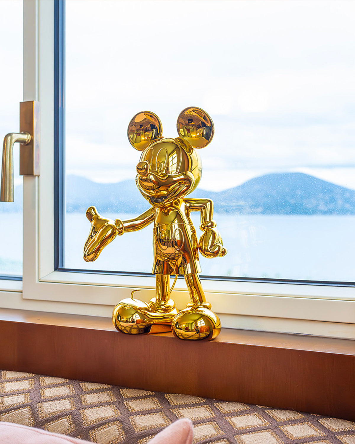 Mickey Mouse Welcome Gold 12in