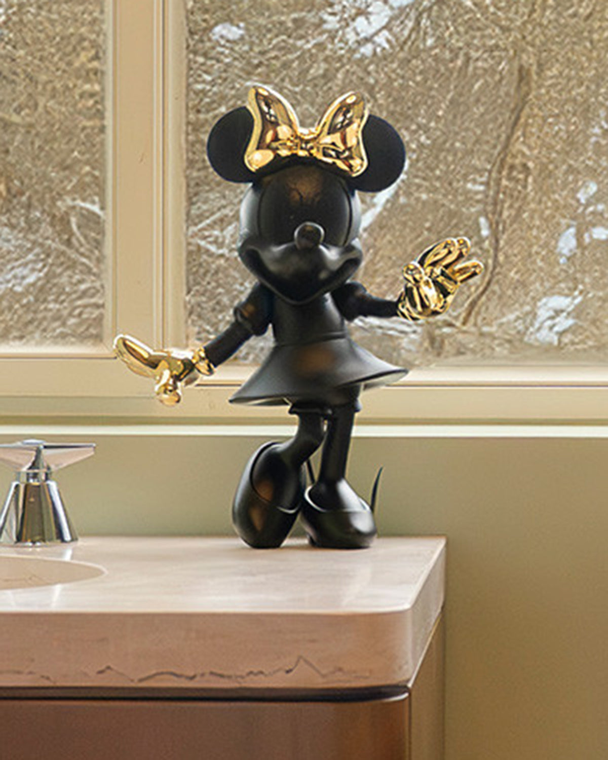 Minnie Mouse Welcome Black & Gold 12in