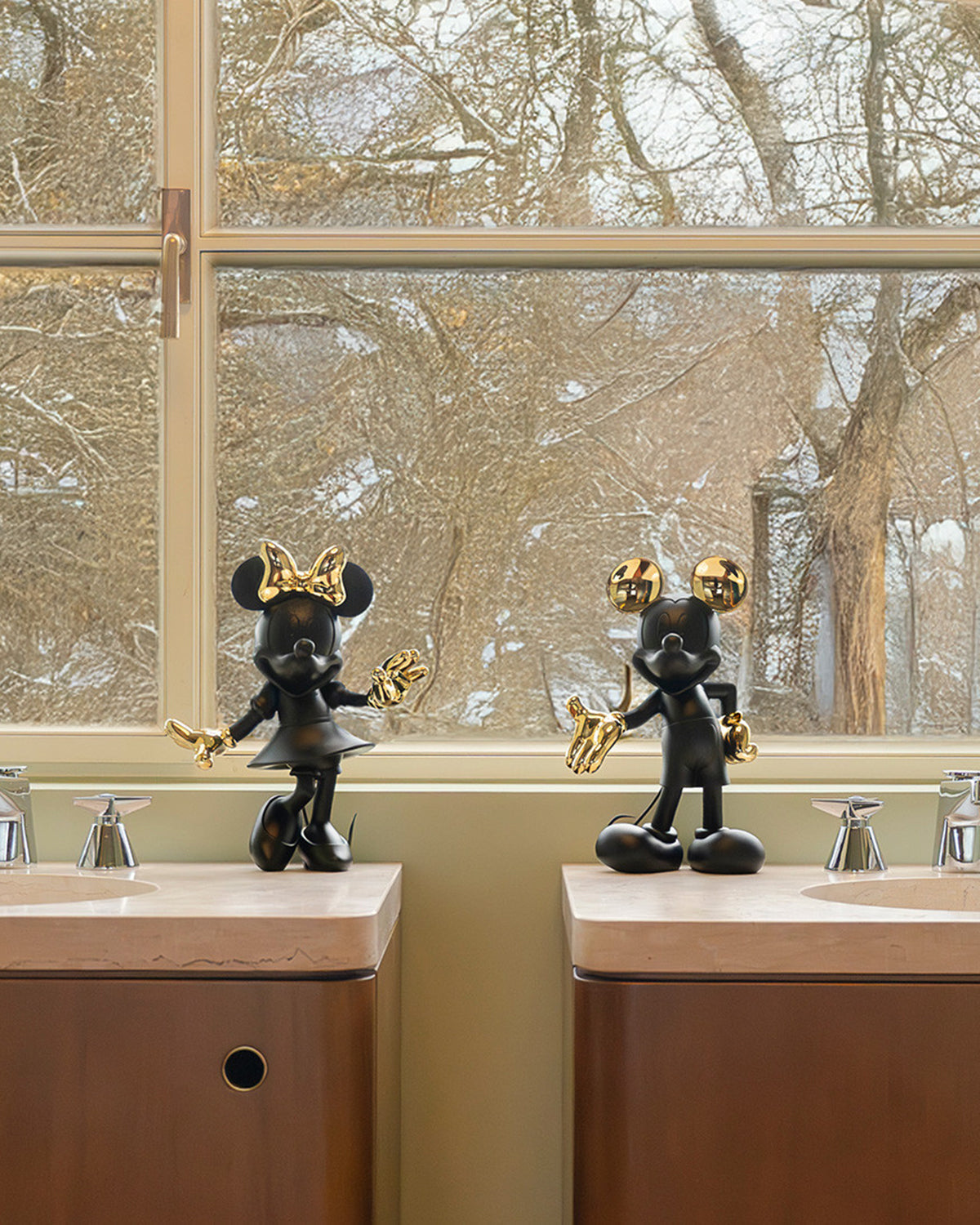Minnie Mouse Welcome Black & Gold 12in