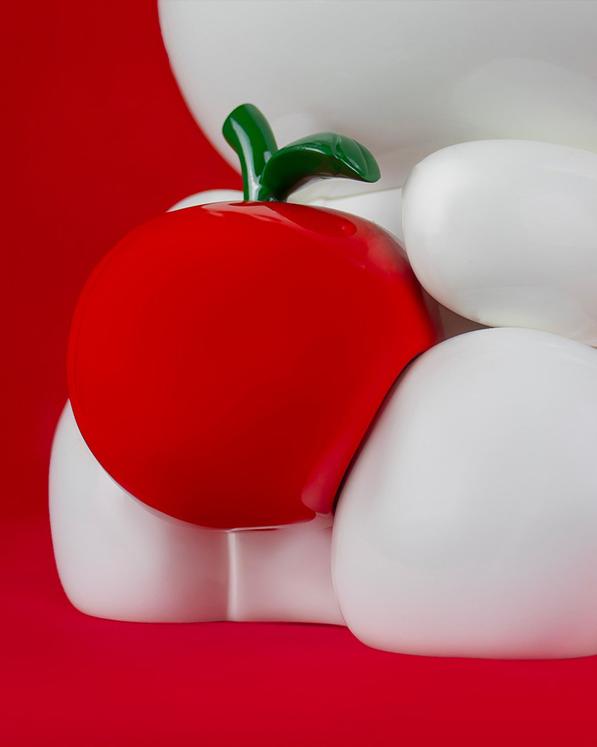 Hello Kitty Apple White With Red Apple 10in