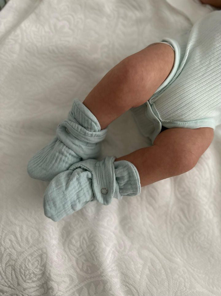 Muslin Stay On Baby Booties Mint