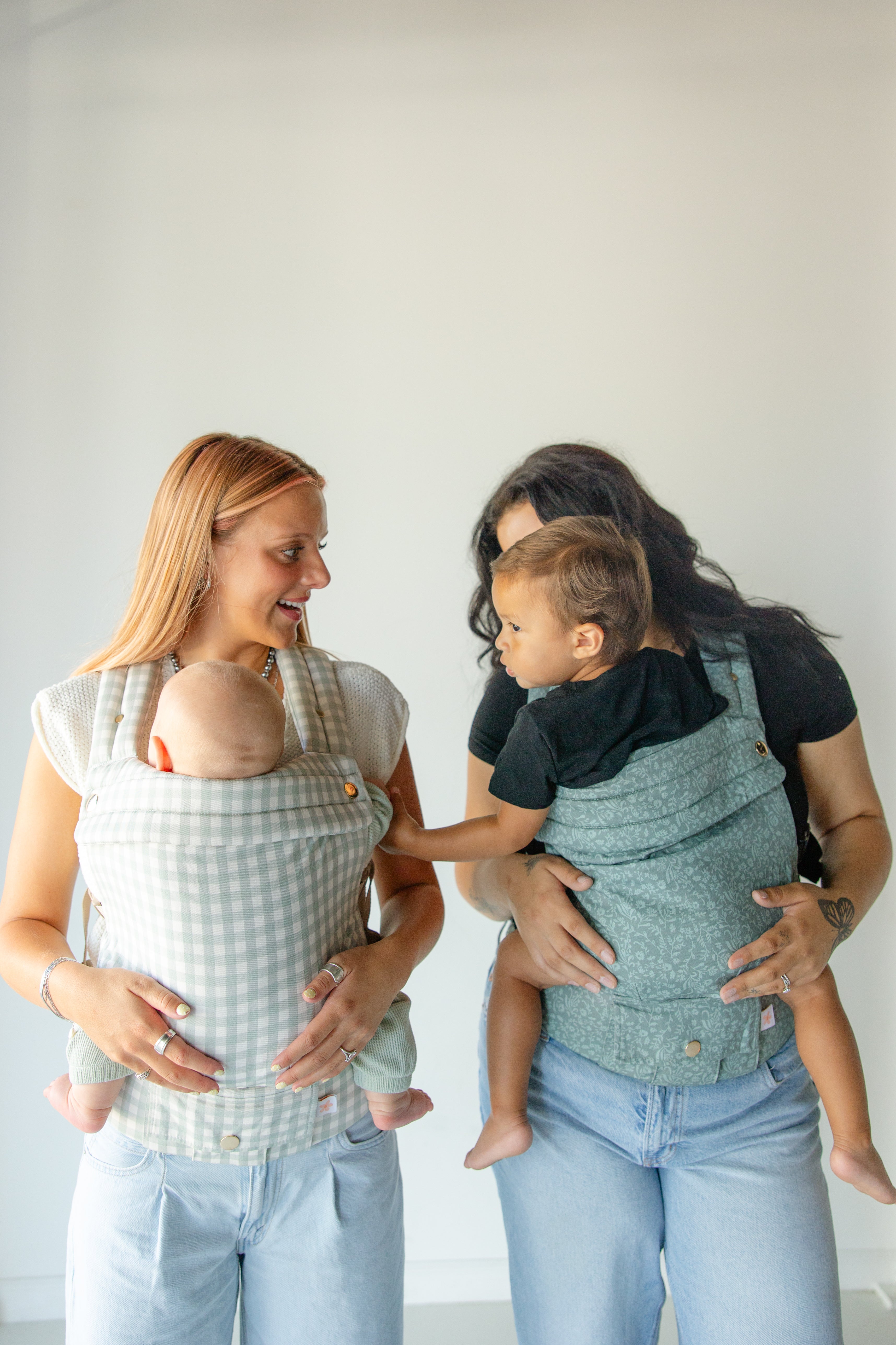 Monroe X Coco Bloom – Neutral Cotton Baby Carrier (7–35 Lbs)
