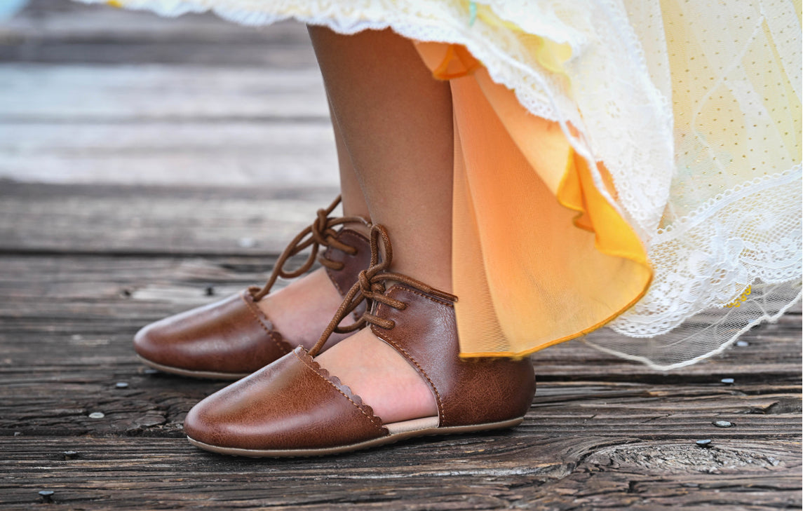 Lacy Tie - Distressed Brown