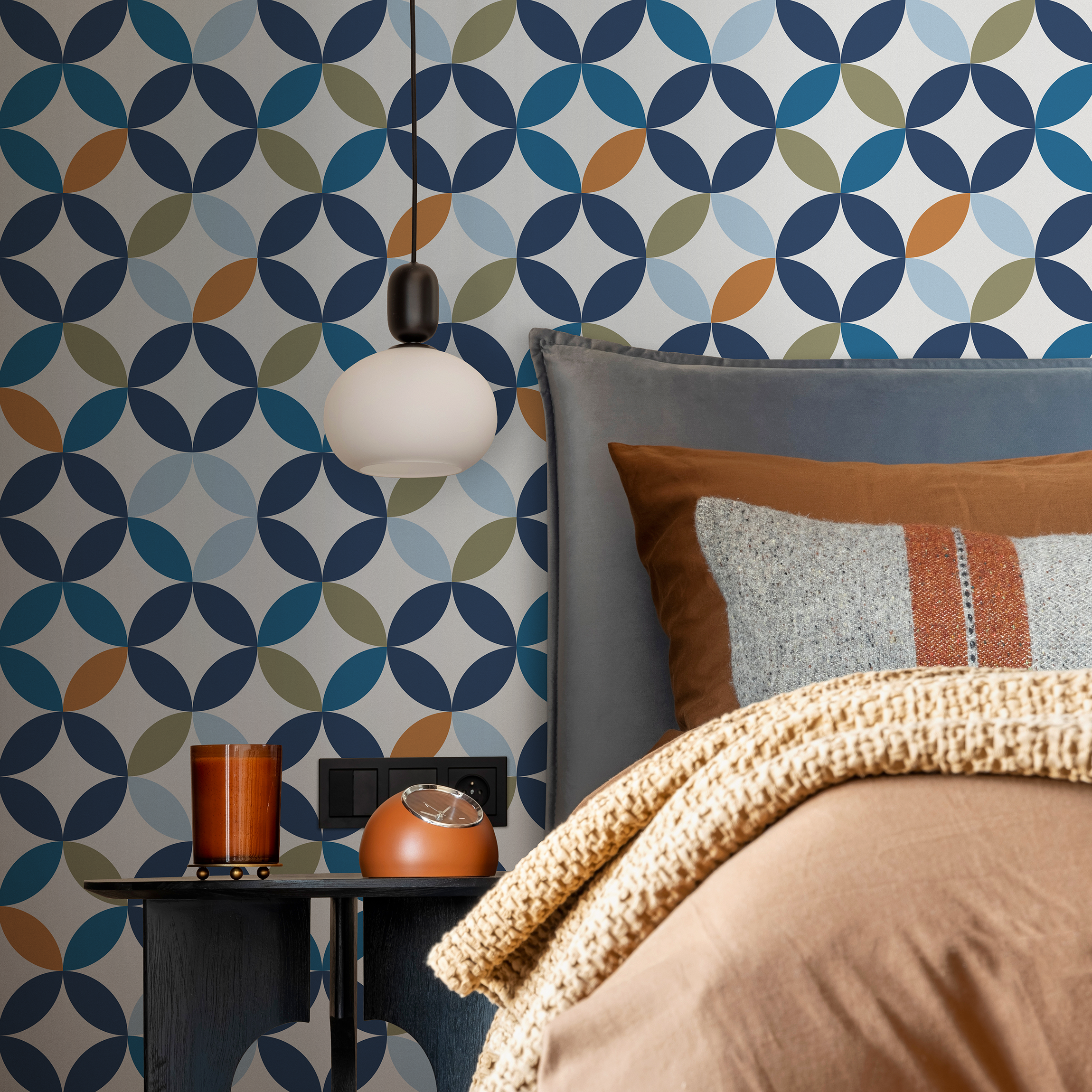 Geometric Wallpaper With An Interlocking Circle Motif In Blue, Green, And Orange - B085