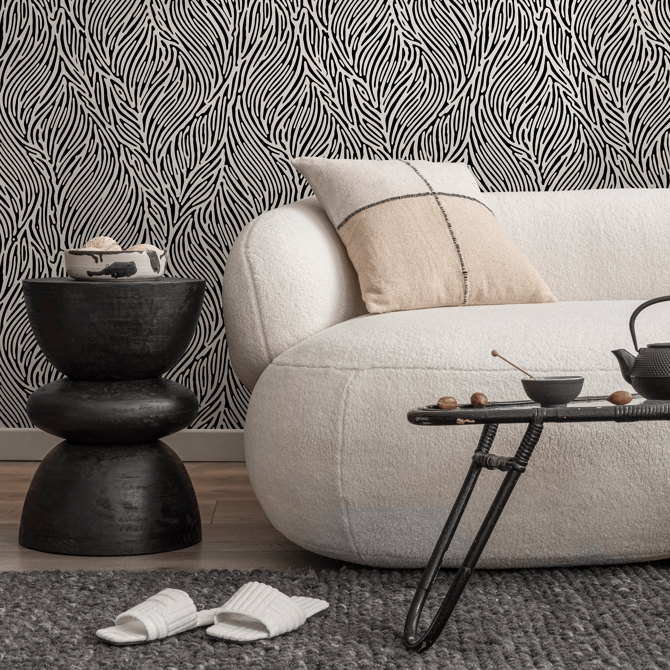 Abstract Wallpaper Featuring Flowing Organic Stripes In Black And Off-white - B599