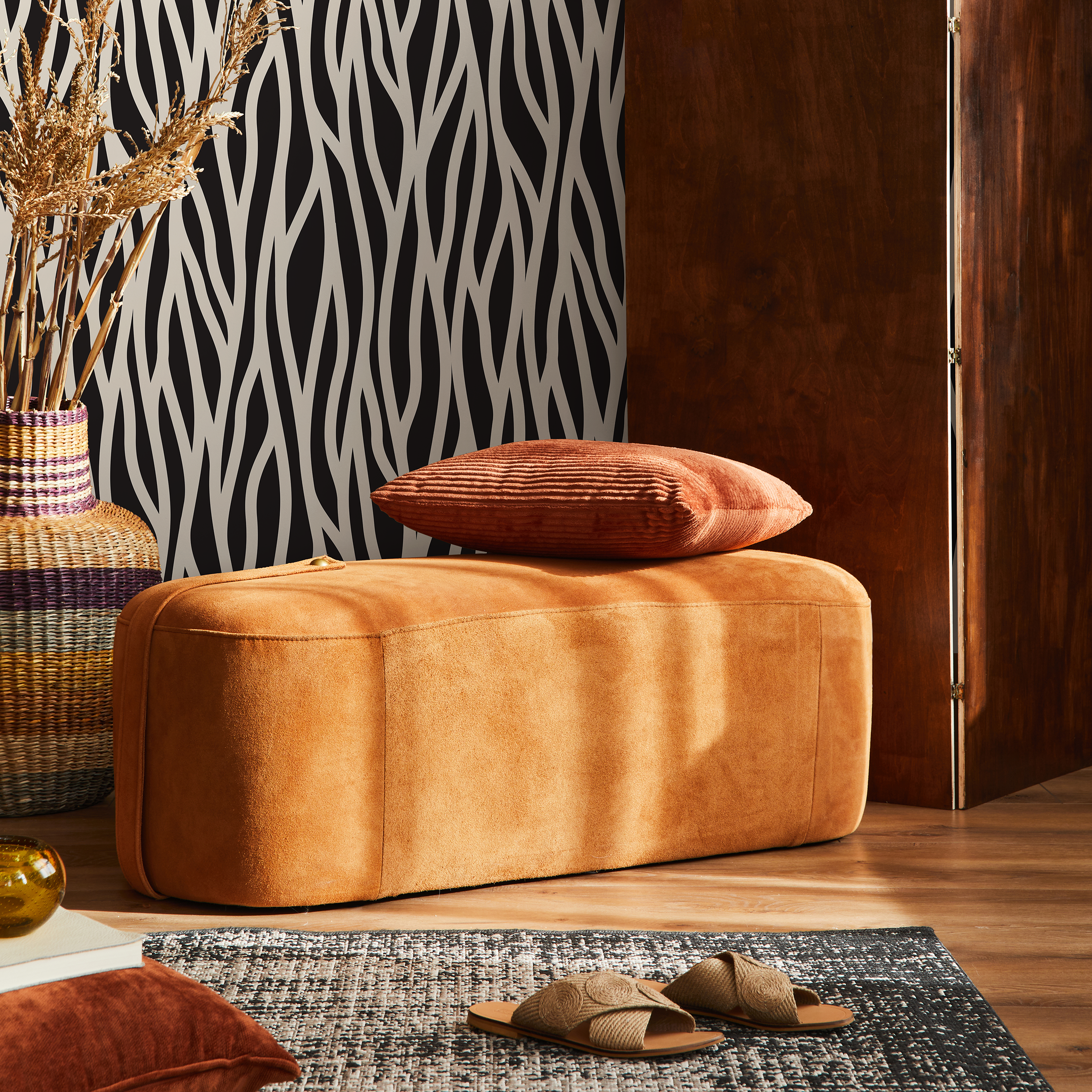 Abstract Wallpaper With Wavy Organic Lines In Black And White - B600