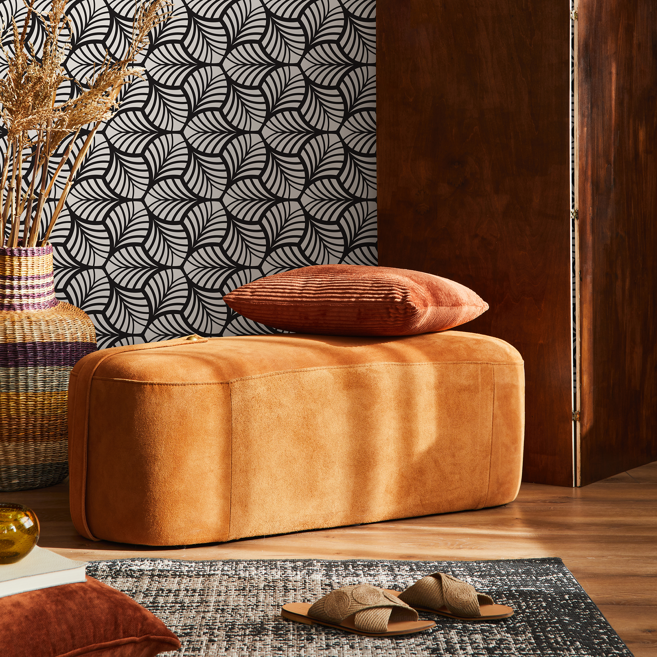 Art Deco Wallpaper With A Fan-like Leaf Motif In Black And White - B666