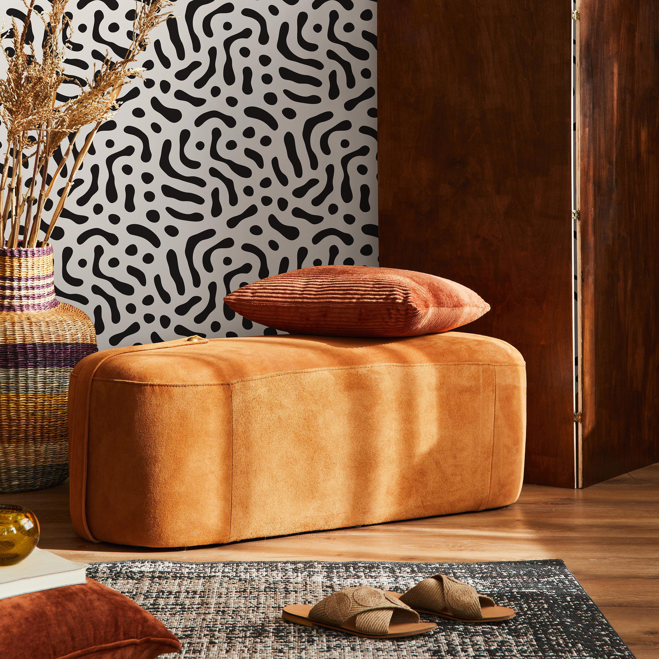 Abstract Wallpaper With An Organic Squiggle Motif In Black And White - B669