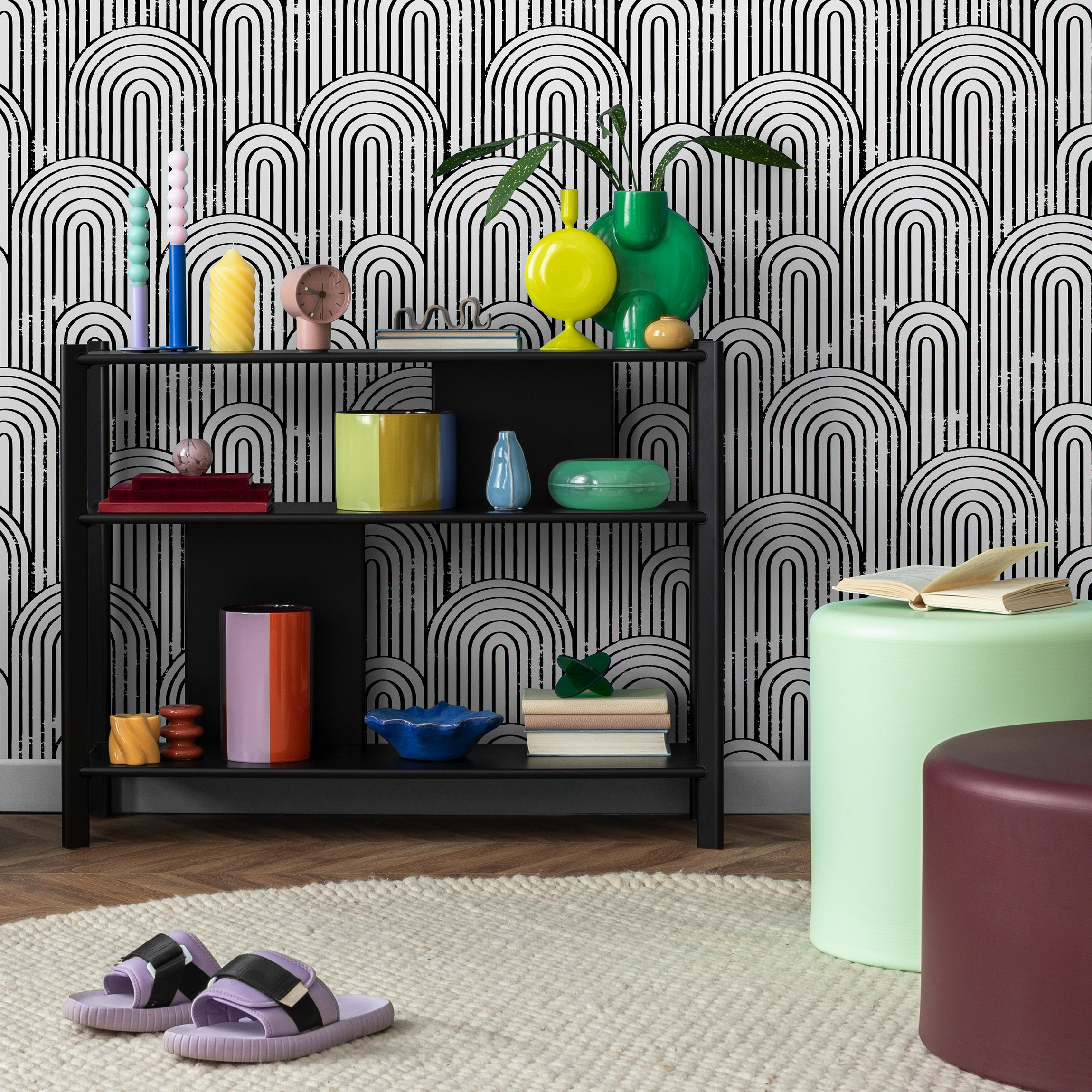 Art Deco Wallpaper With A Repeating Arch Motif In Black And White - C014
