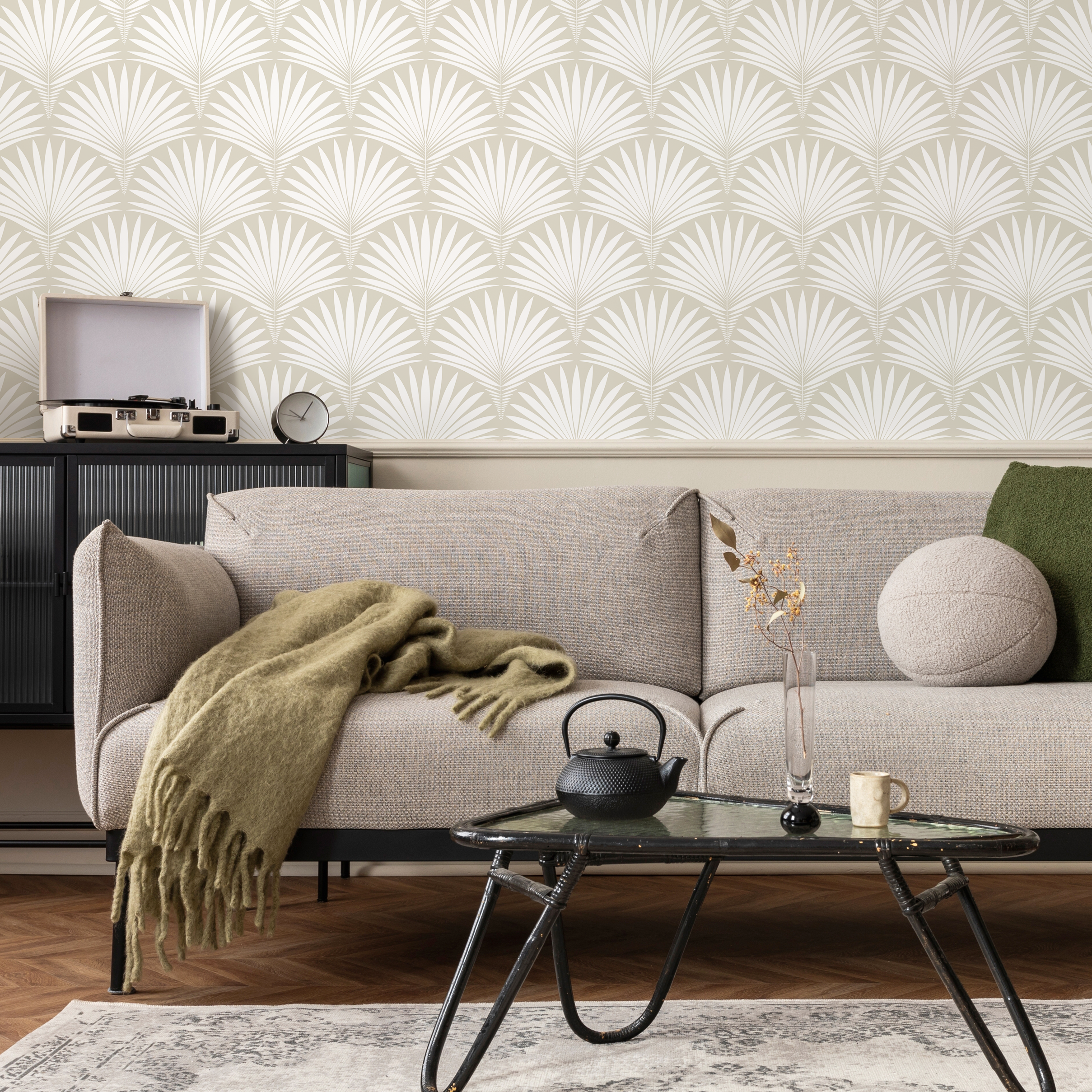 Art Deco Wallpaper Featuring A Fanned Palm Leaf Motif In Beige And Off-white - C019