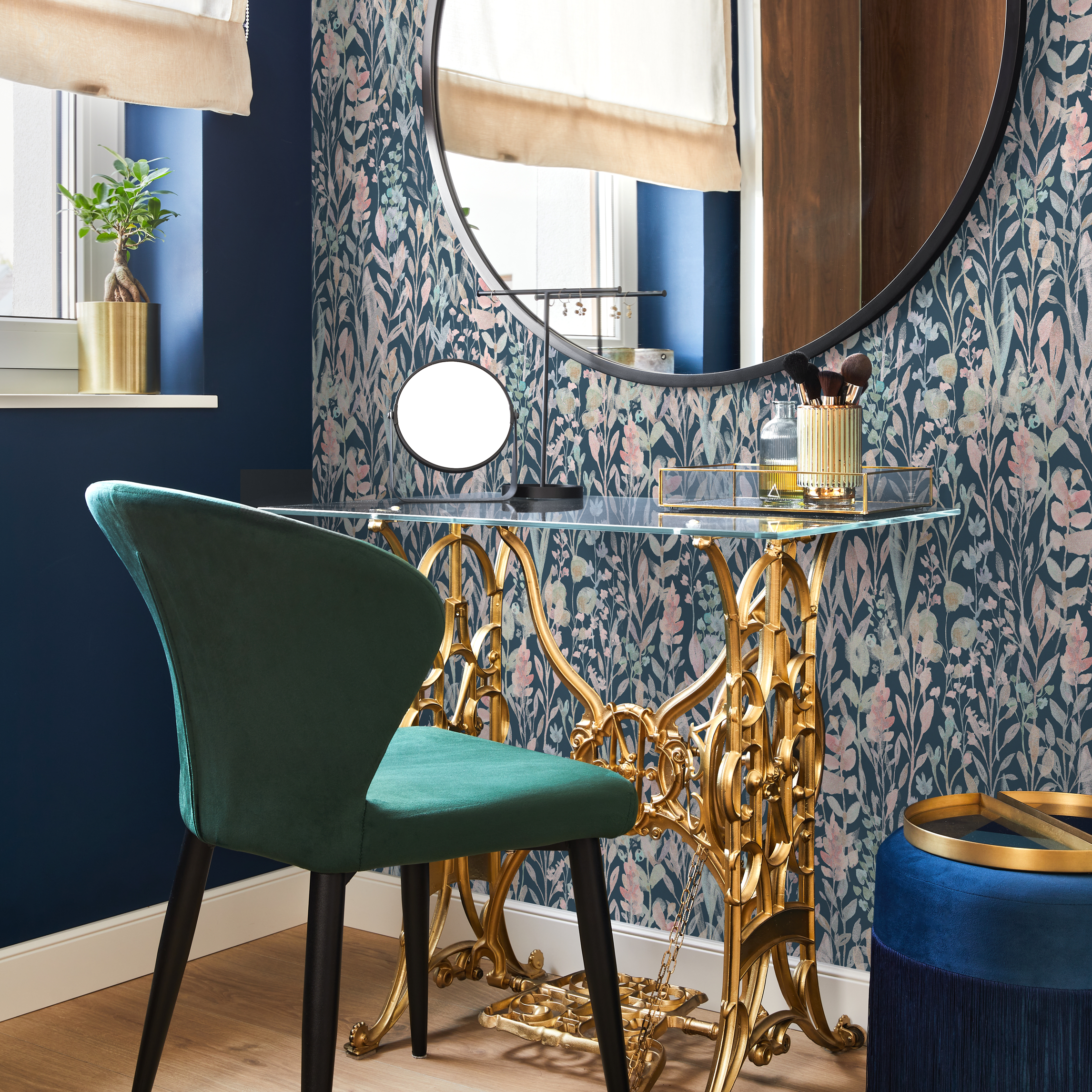 Botanical Wallpaper With A Wildflower Motif In Dark Blue, Pink, And Light Blue - C035