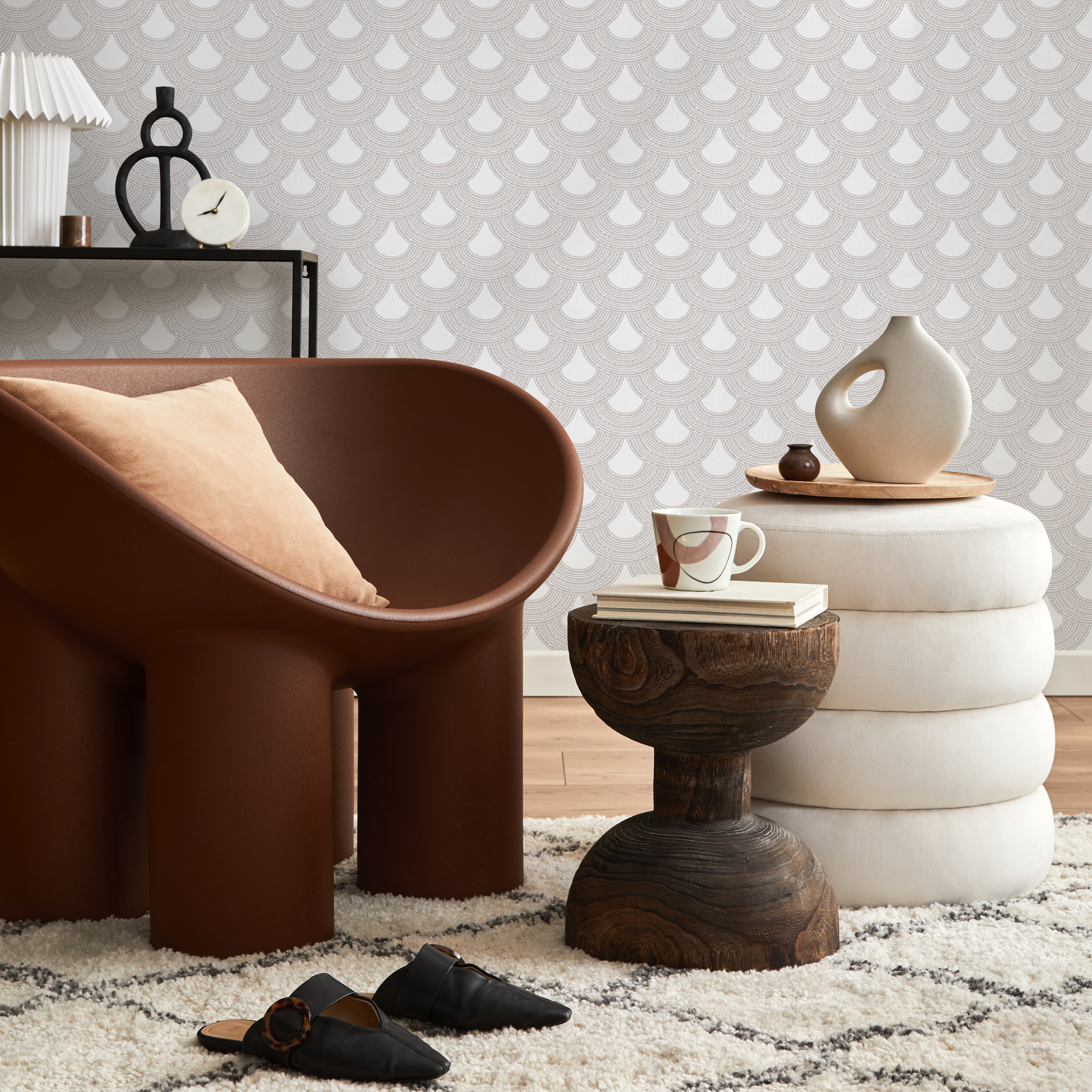 Geometric Wallpaper With A Dotted Scallop Pattern In Gray - C051