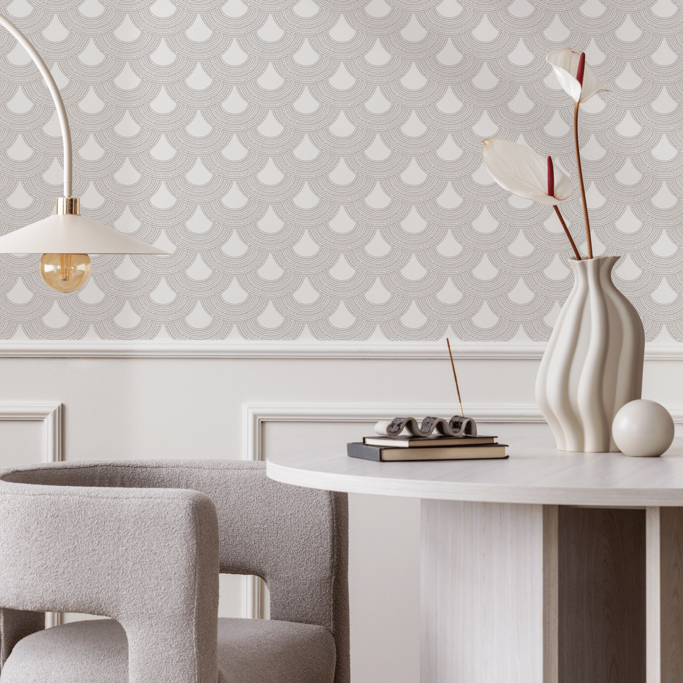 Geometric Wallpaper With A Dotted Scallop Pattern In Gray - C051