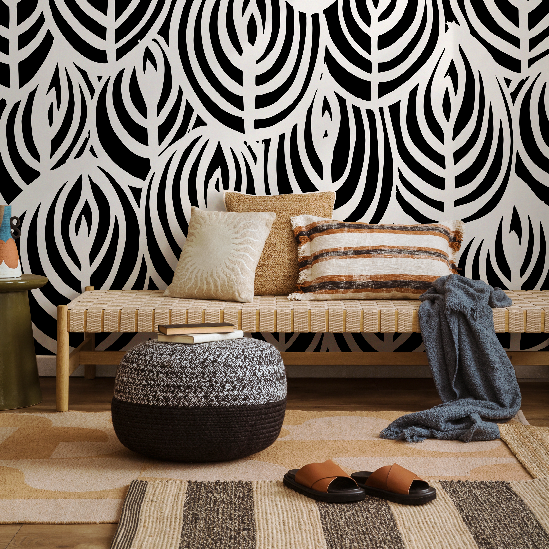 Abstract Wallpaper With An Overlapping Leaf Motif In Black And White - C114
