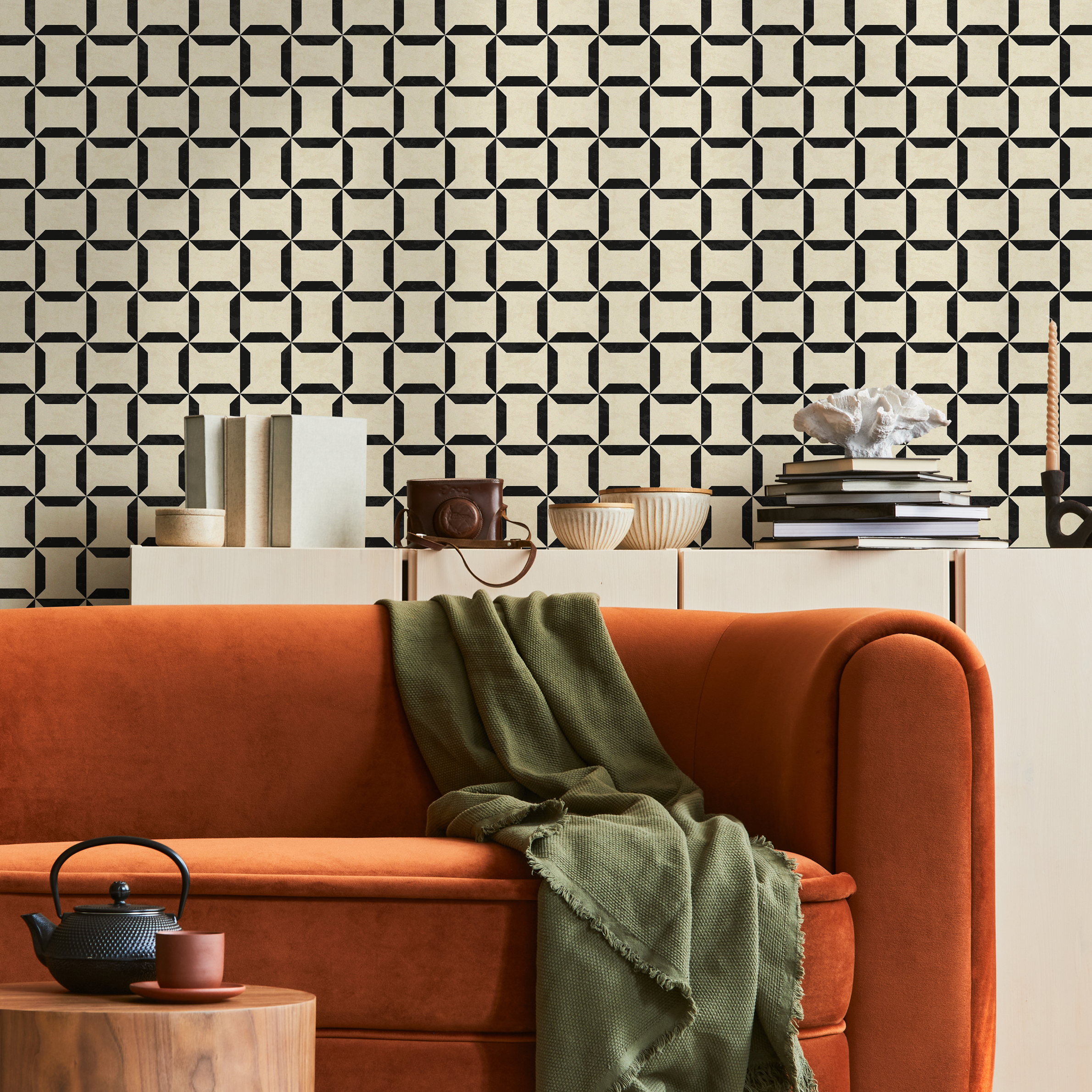 Geometric Wallpaper With An Interlocking Lattice Motif In Black And Cream - C158