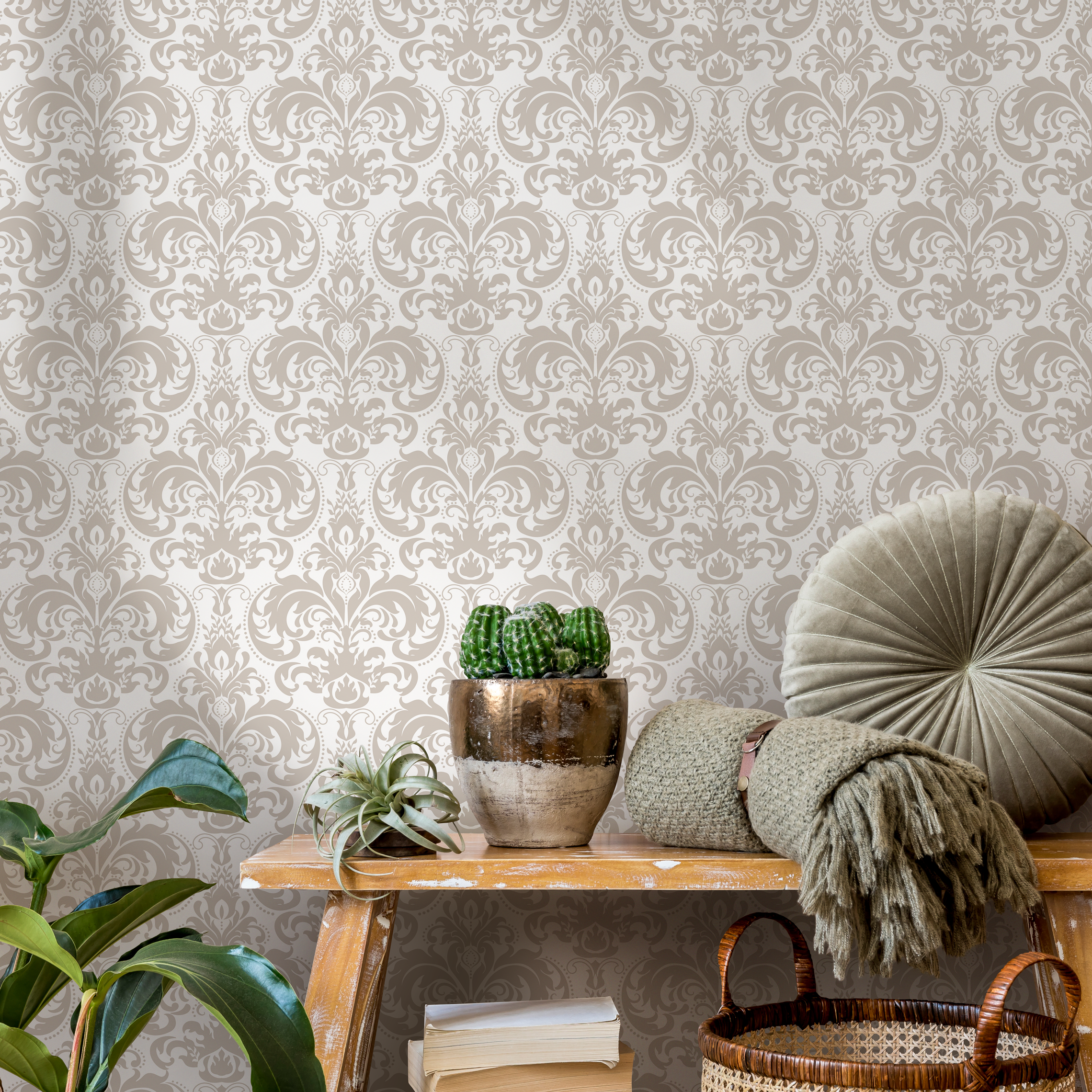 Damask Wallpaper With A Traditional Acanthus Motif In Cream And Beige - C185