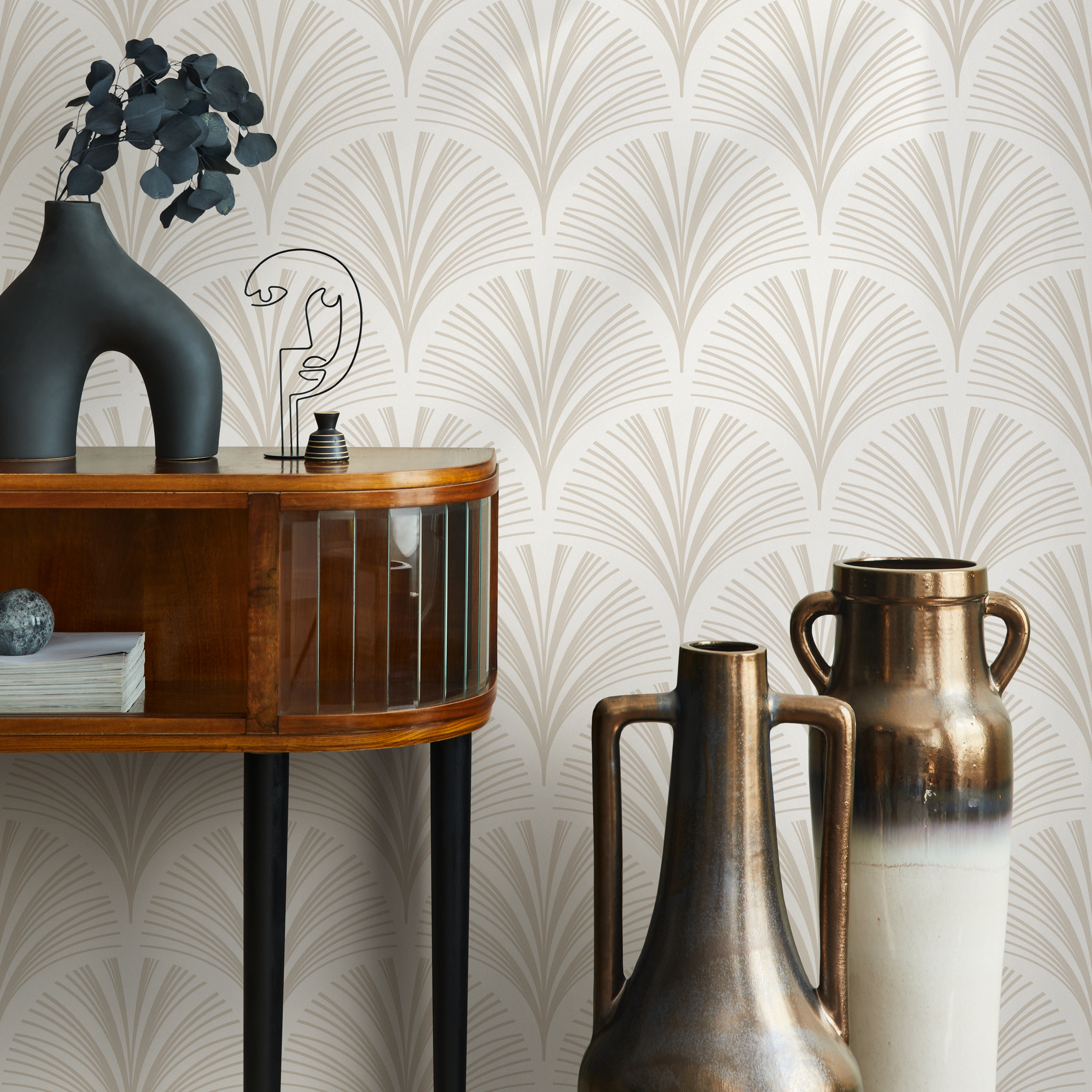 Art Deco Wallpaper Featuring An Elegant Fan Motif In Beige - C219