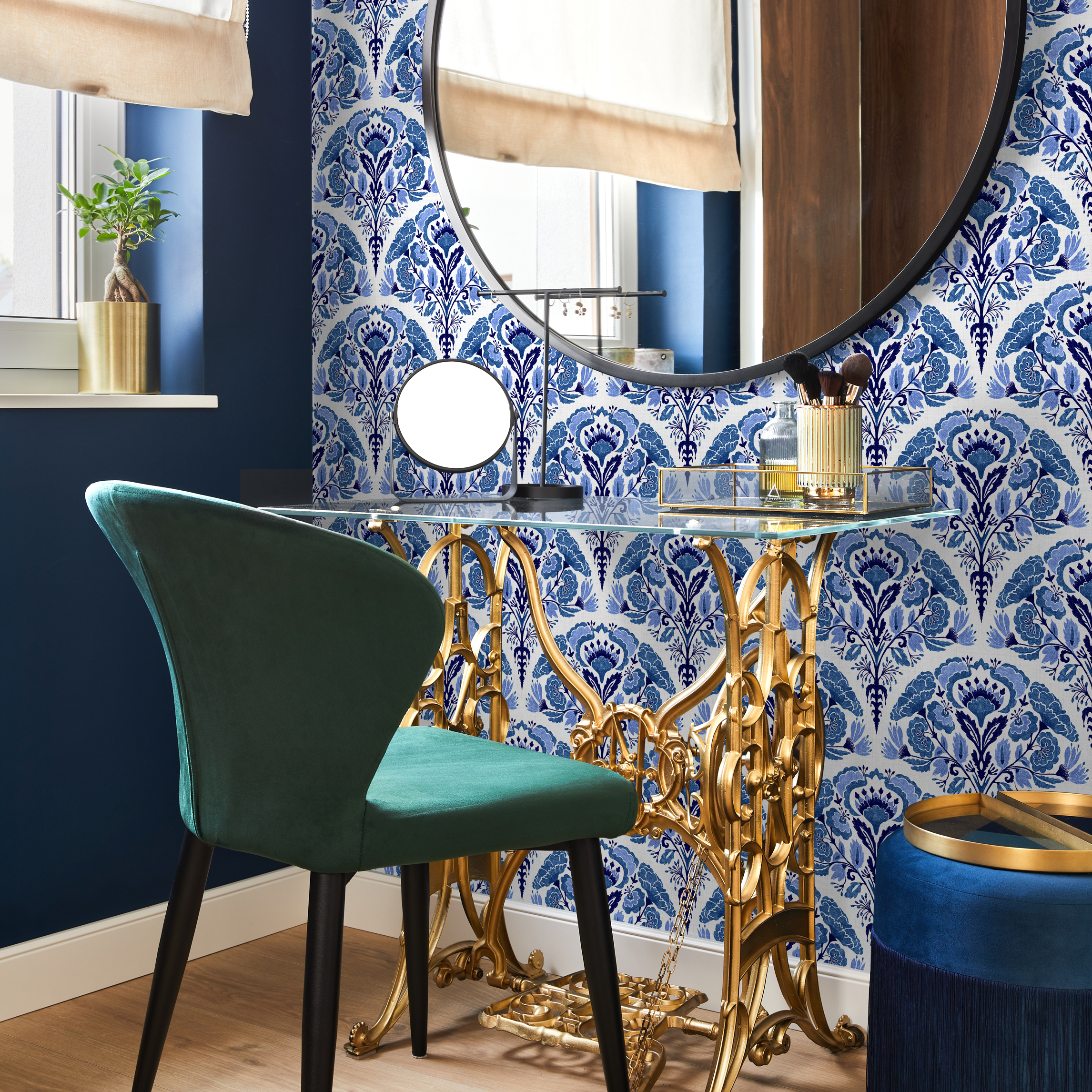 Damask Wallpaper With A Mediterranean Floral Motif In Blue - C236