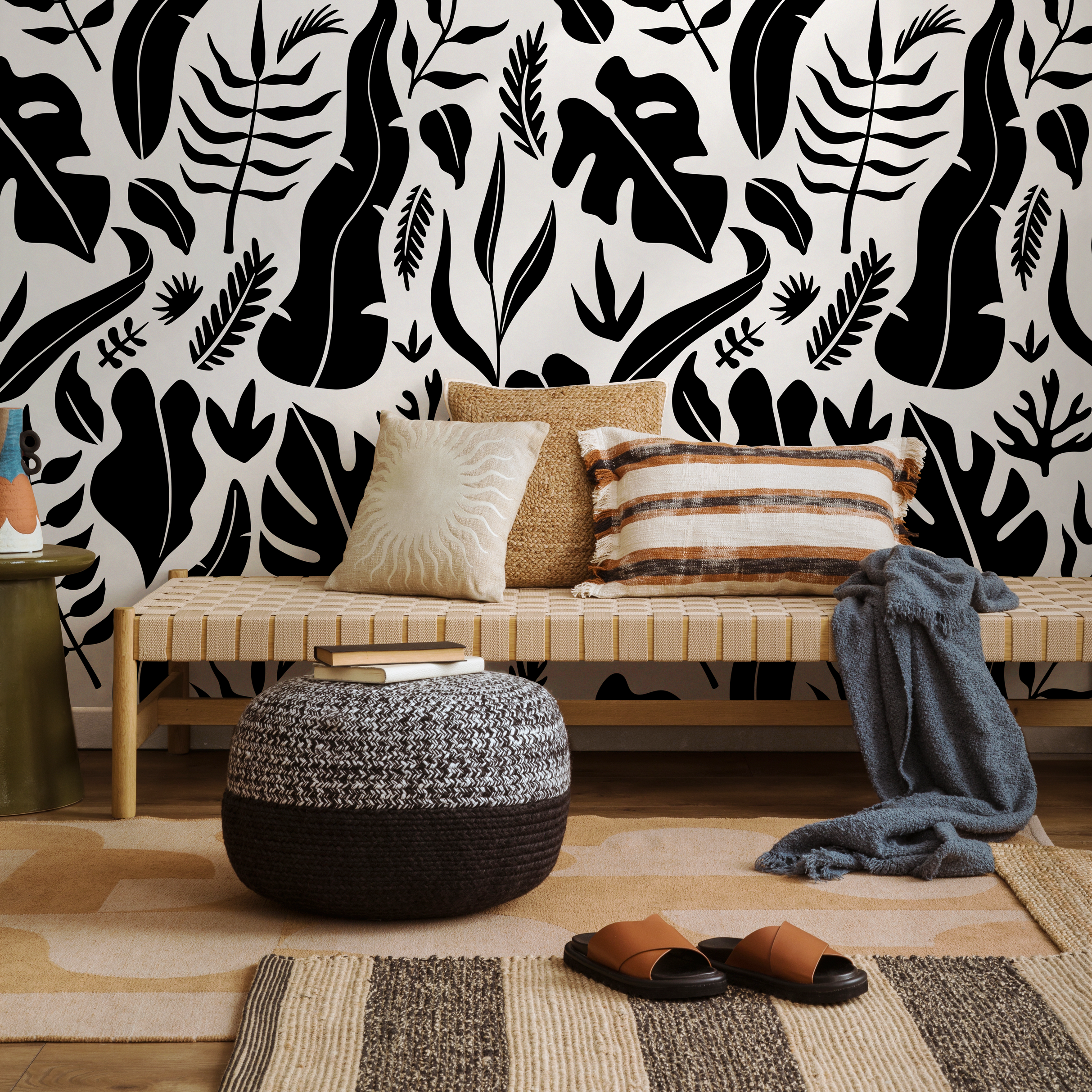 Botanical Wallpaper Featuring A Bold Tropical Leaf Motif In Black And White - C261