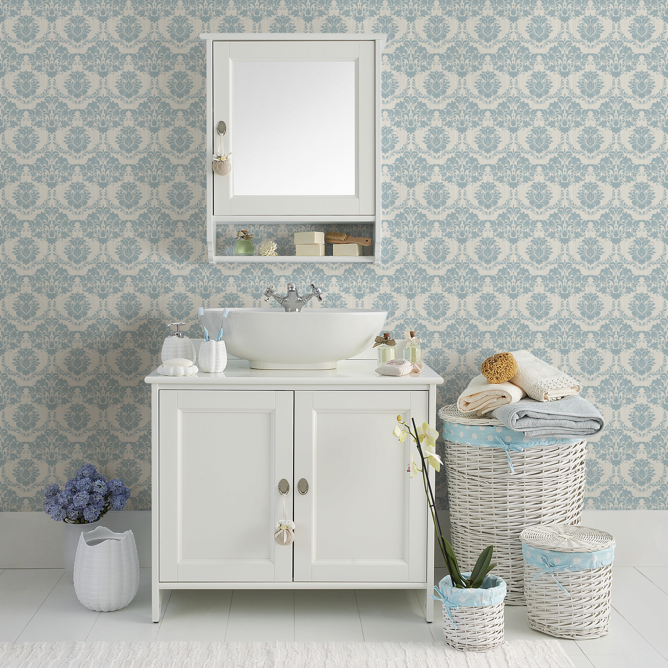 Damask Wallpaper Featuring A Classic Ornate Motif In Blue And Cream - C309