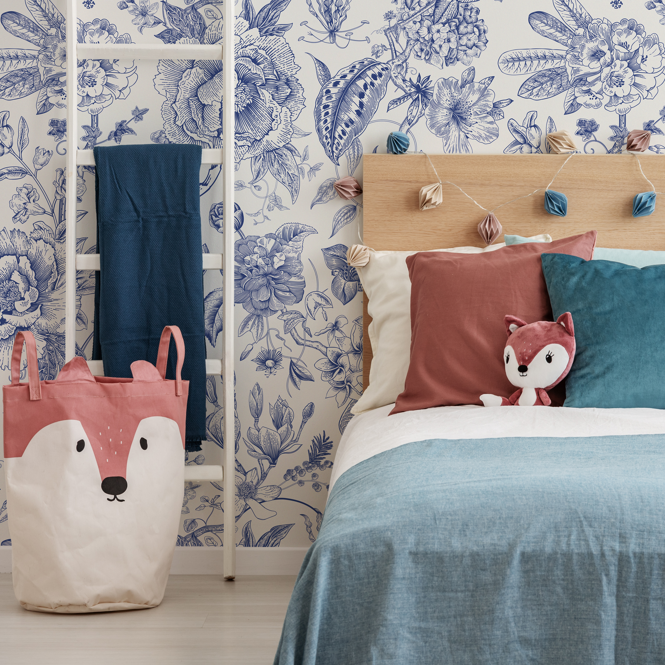 Floral Wallpaper With A Vintage Toile Motif In Blue And Cream - C359