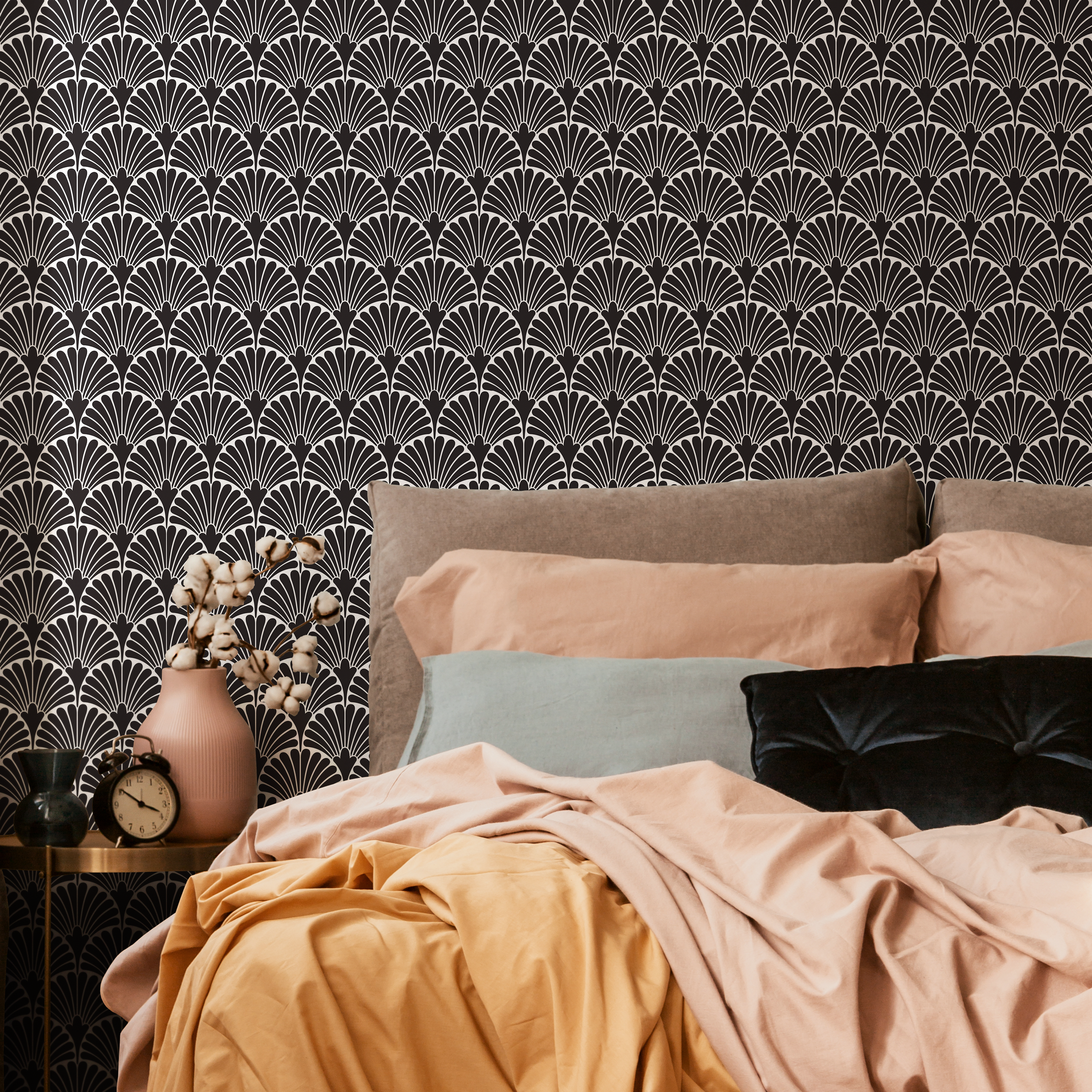 Art Deco Wallpaper With A Geometric Fan Motif In Black And White - C365