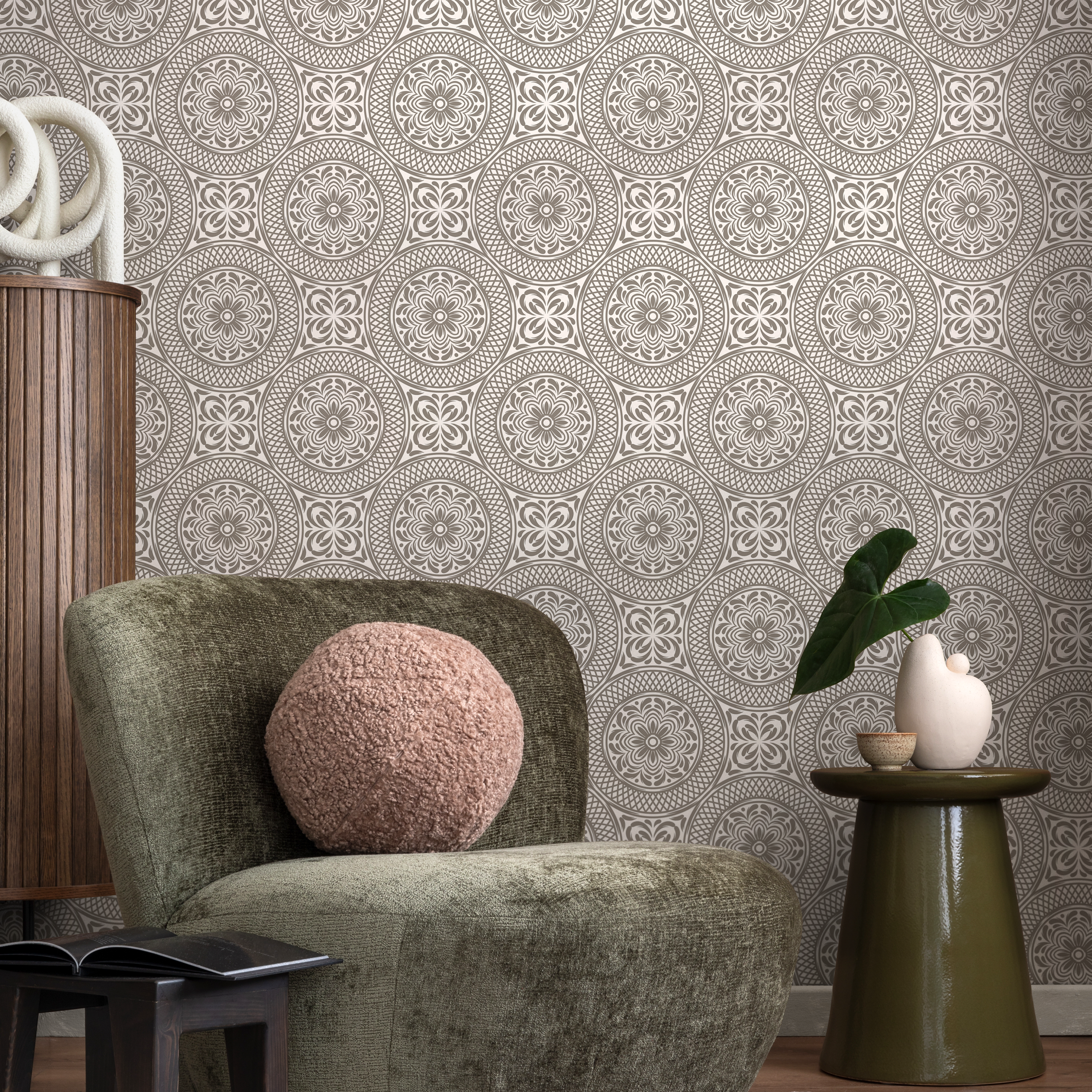 Arabic Wallpaper With An Intricate Medallion Motif In Beige And Cream - C427