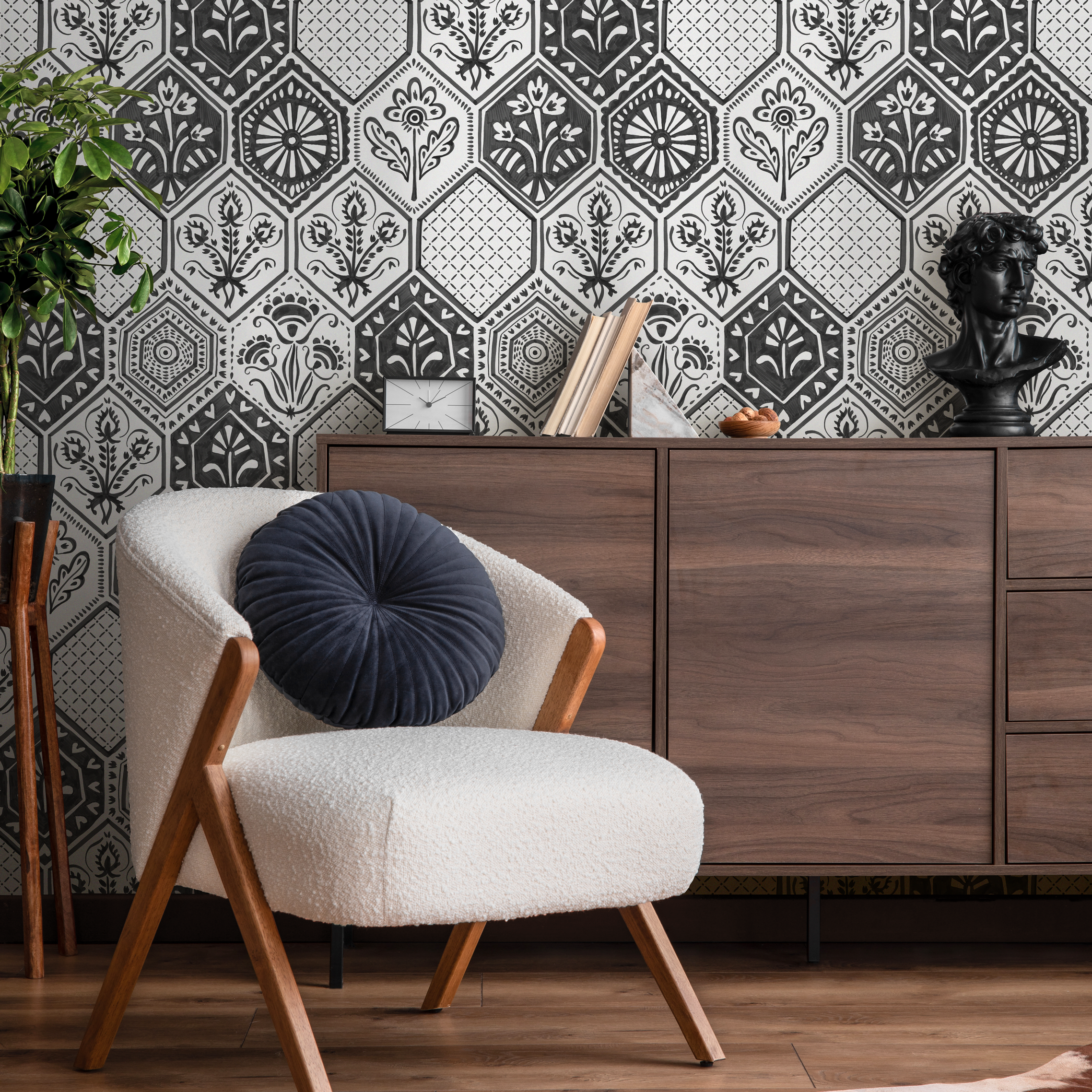 Damask Wallpaper Featuring Intricate Hexagonal Tiles In Black And White - C446