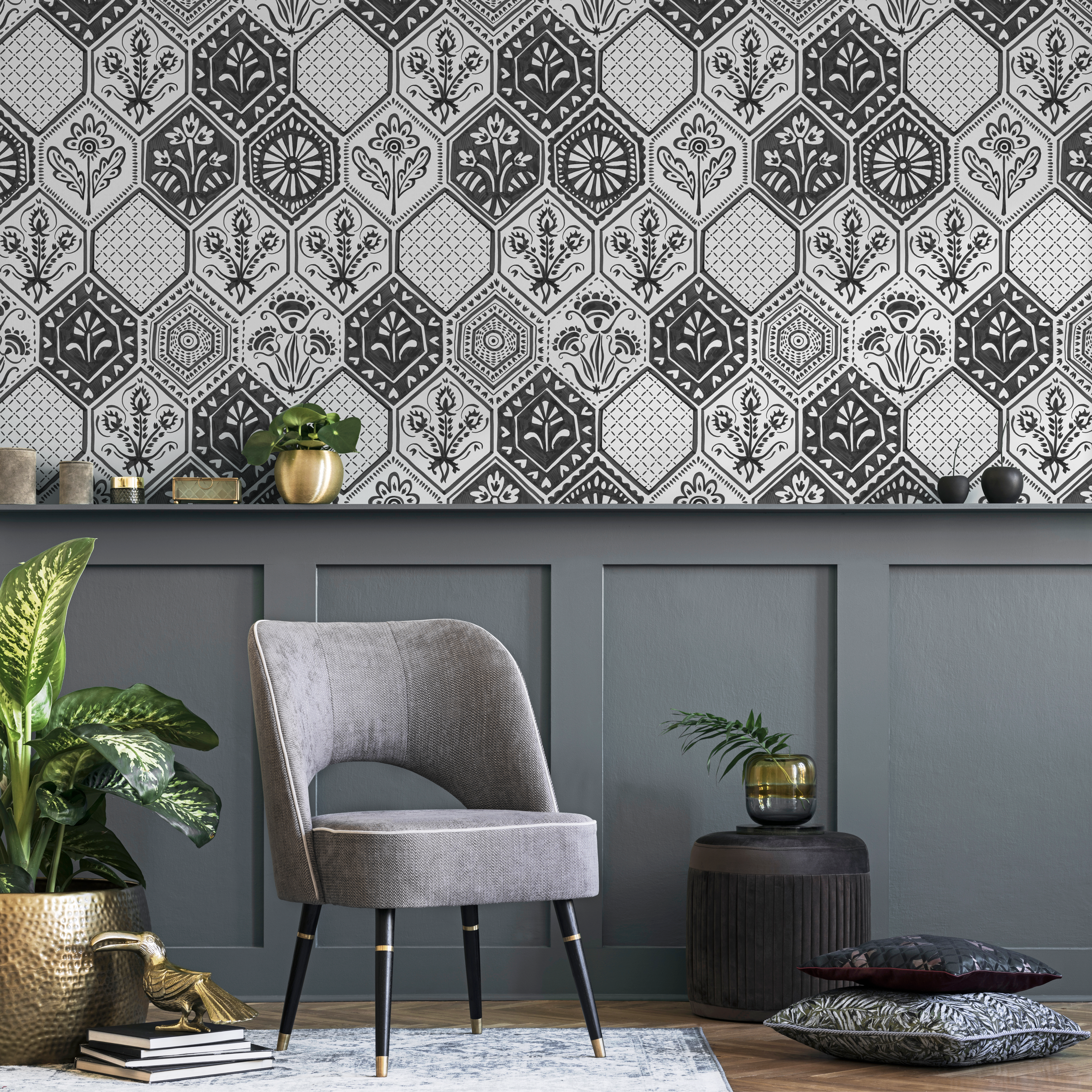 Damask Wallpaper Featuring Intricate Hexagonal Tiles In Black And White - C446
