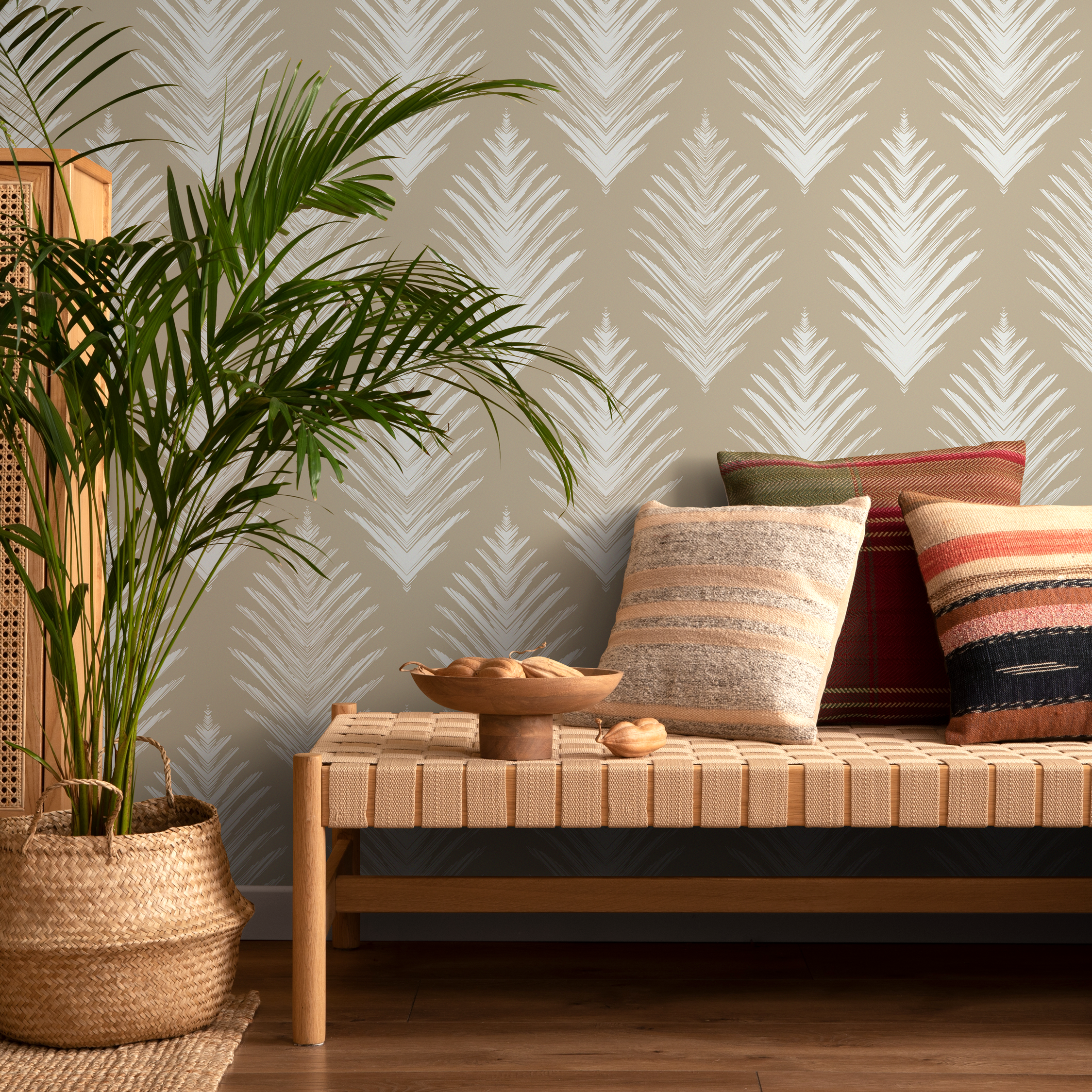Botanical Wallpaper With An Abstract Leaf Motif In Beige And White - C604