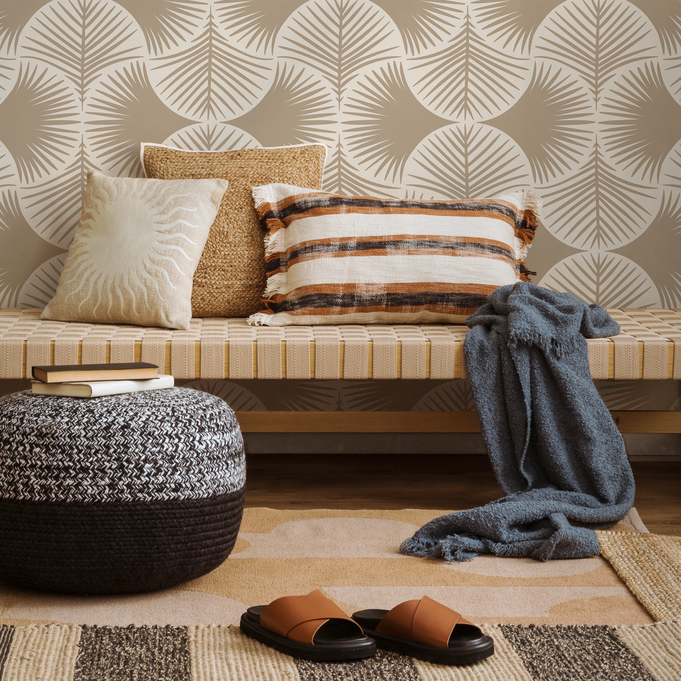 Geometric Wallpaper Featuring Stylized Palm Fans In Beige And Off-white - C689