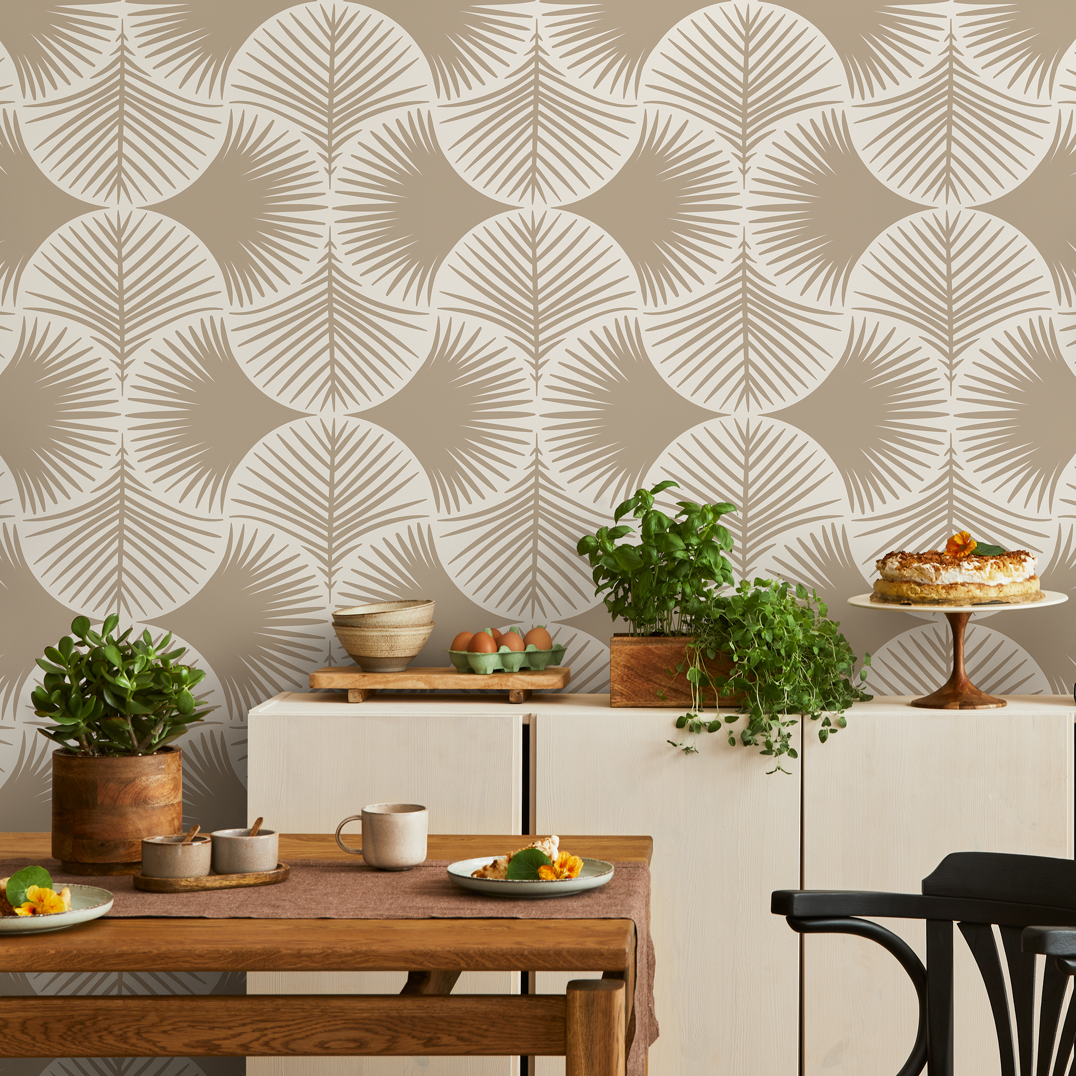 Geometric Wallpaper Featuring Stylized Palm Fans In Beige And Off-white - C689