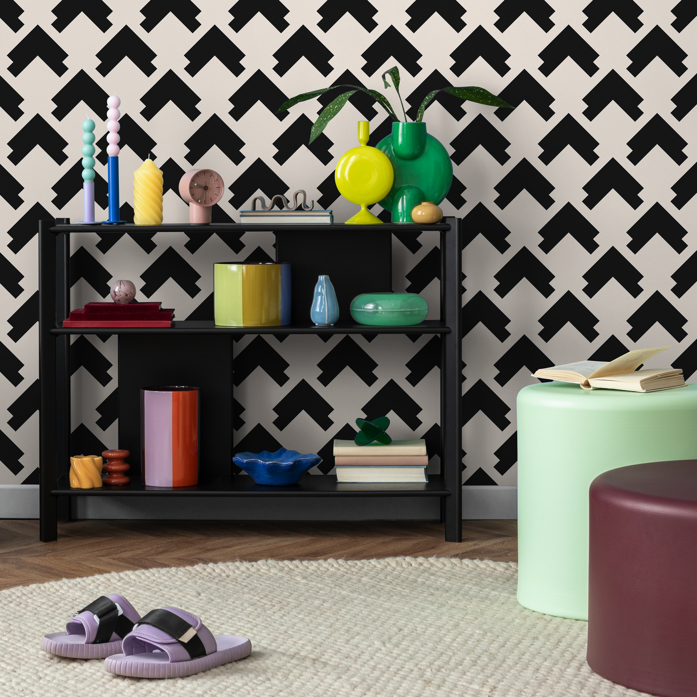 Geometric Wallpaper With A Bold Arrow Pattern In Black And Beige - C733