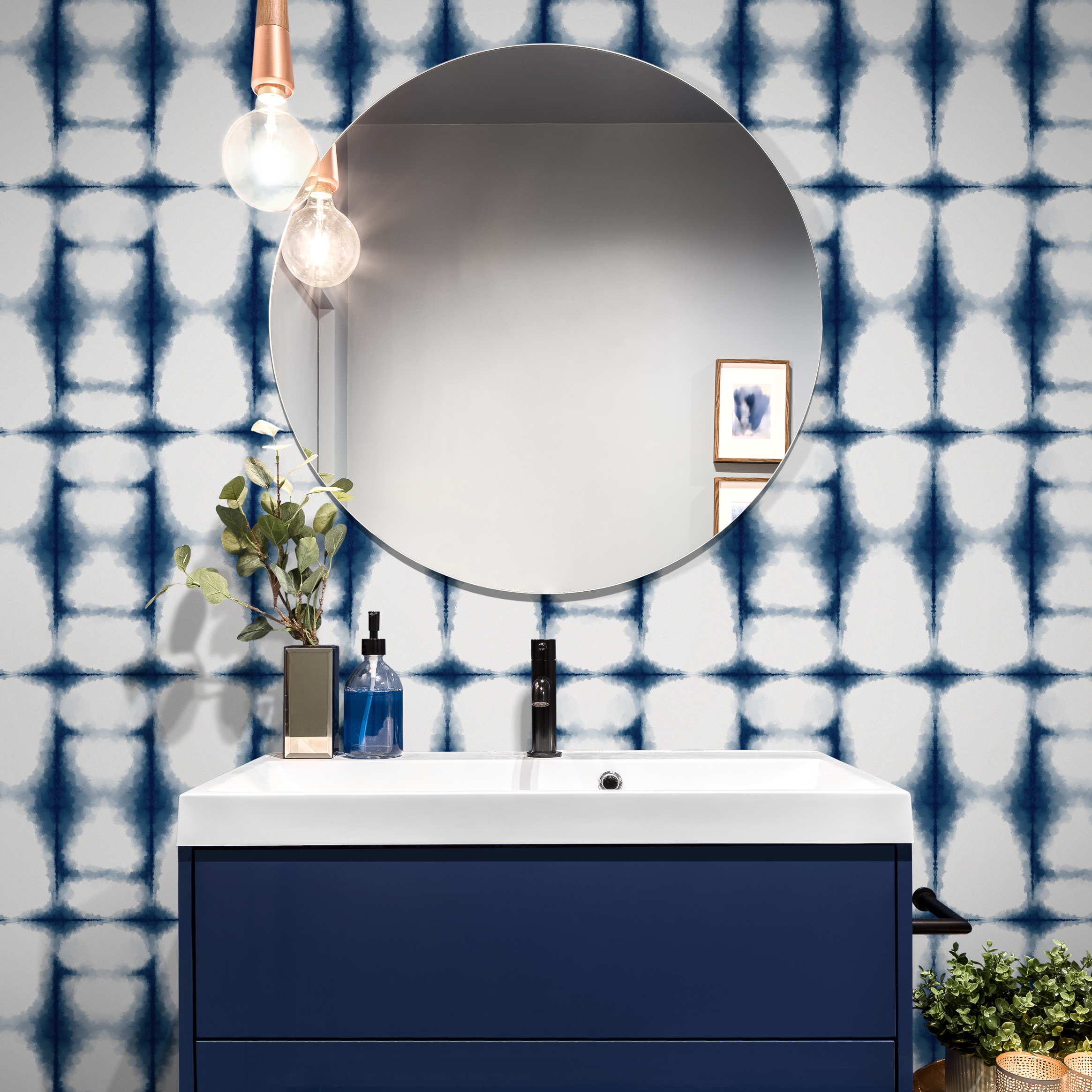 Tie Dye Wallpaper With A Geometric Motif In Blue And White - C738