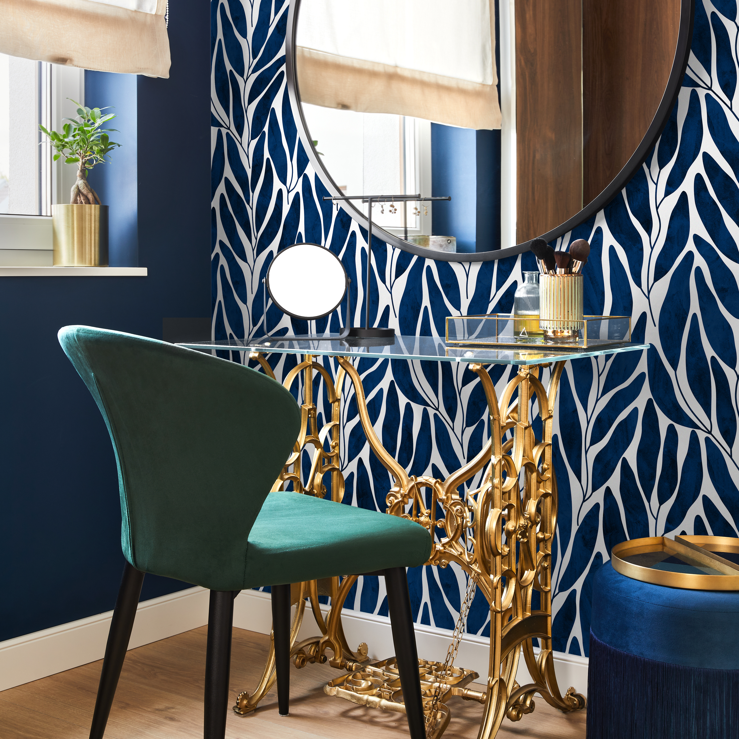 Botanical Wallpaper With Stylized Climbing Leaves In Navy Blue And White - C804