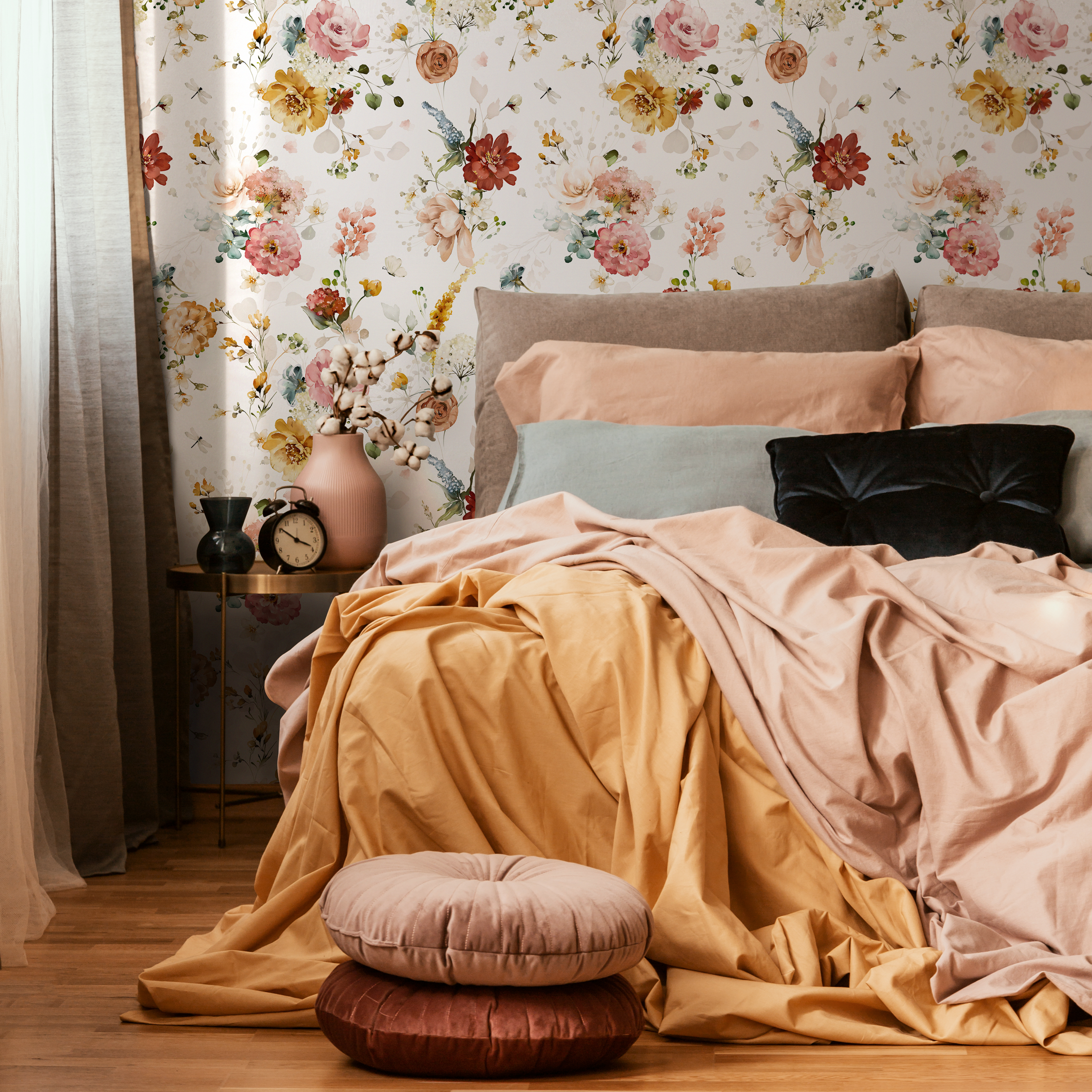 Floral Wallpaper With A Vintage Watercolor Bouquet In Pink, Yellow, And Red - C821