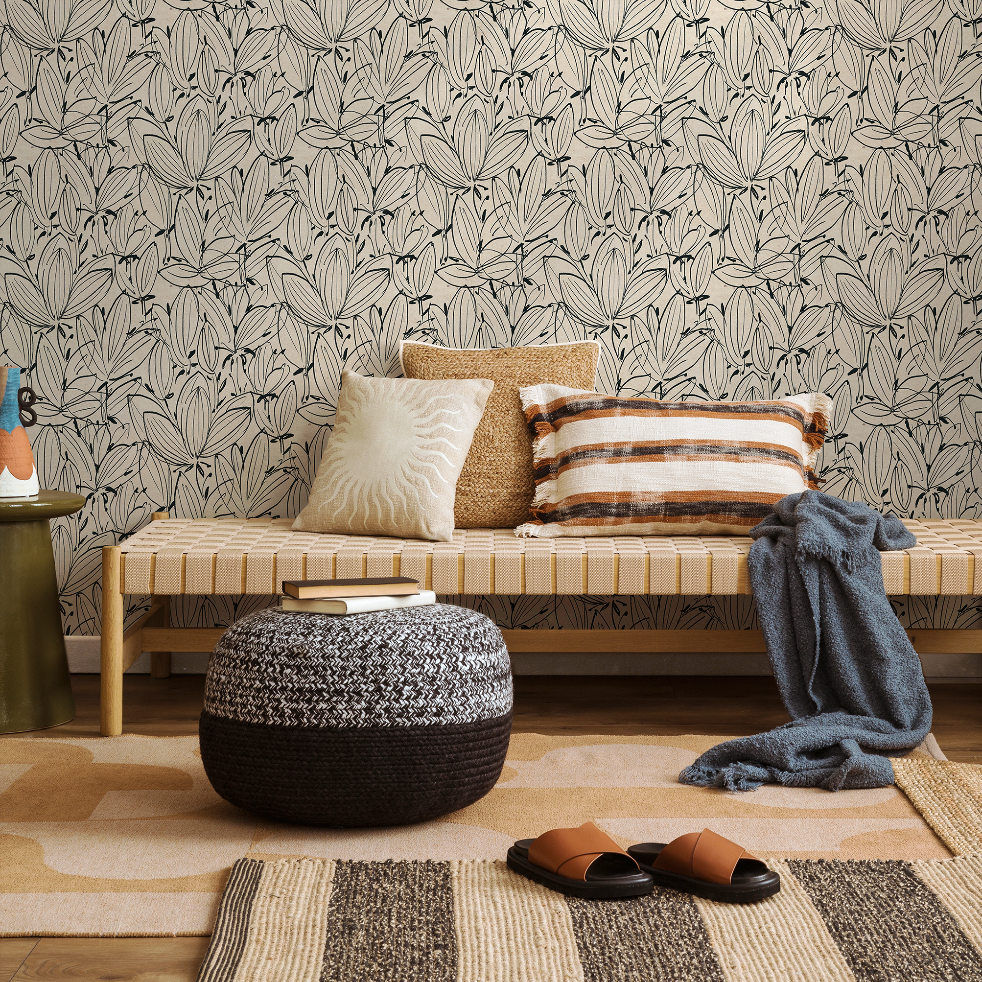 Floral Wallpaper Featuring A Delicate Line Art Motif In Black And Beige - C832