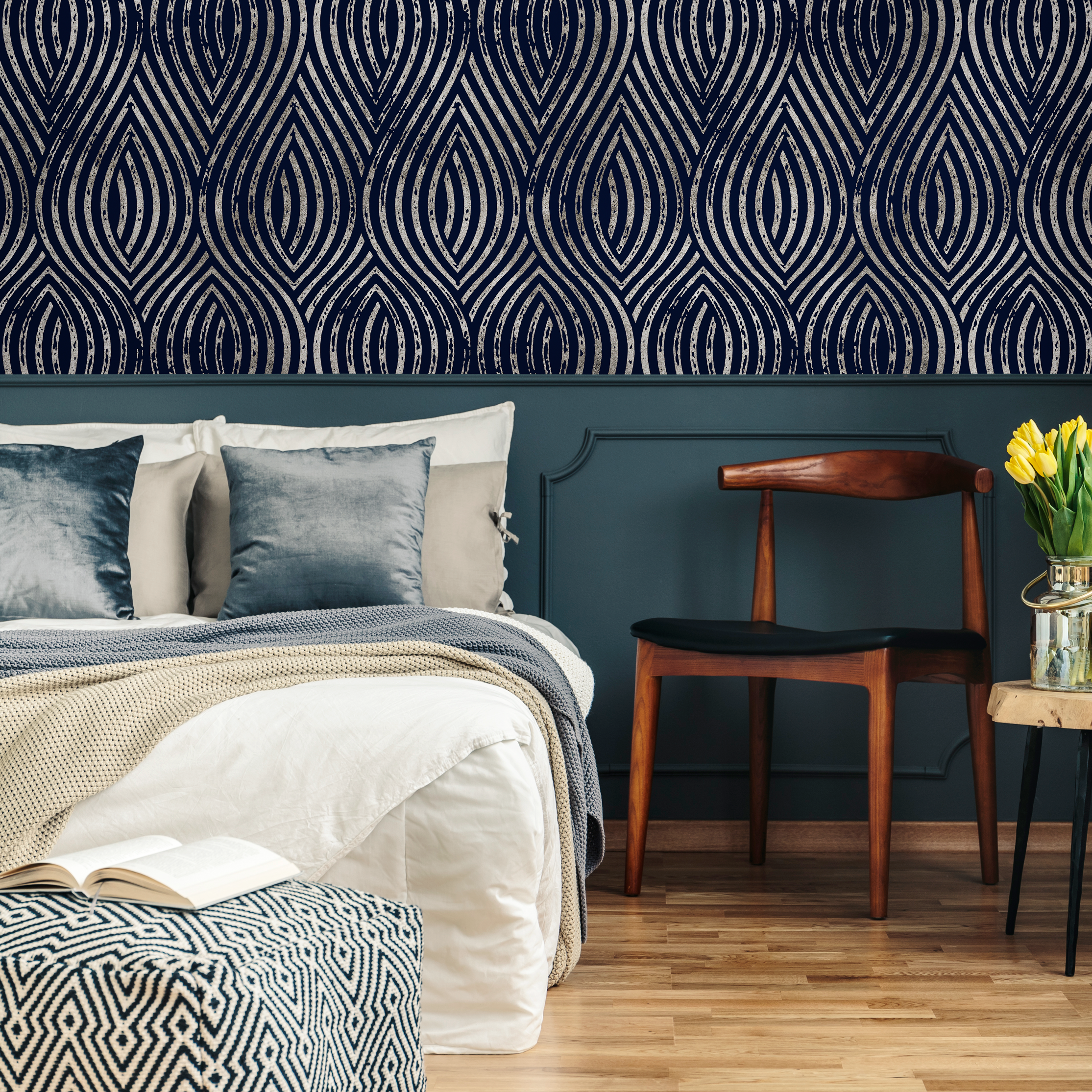 Art Deco Wallpaper With A Wavy Geometric Motif In Navy And Silver - C877