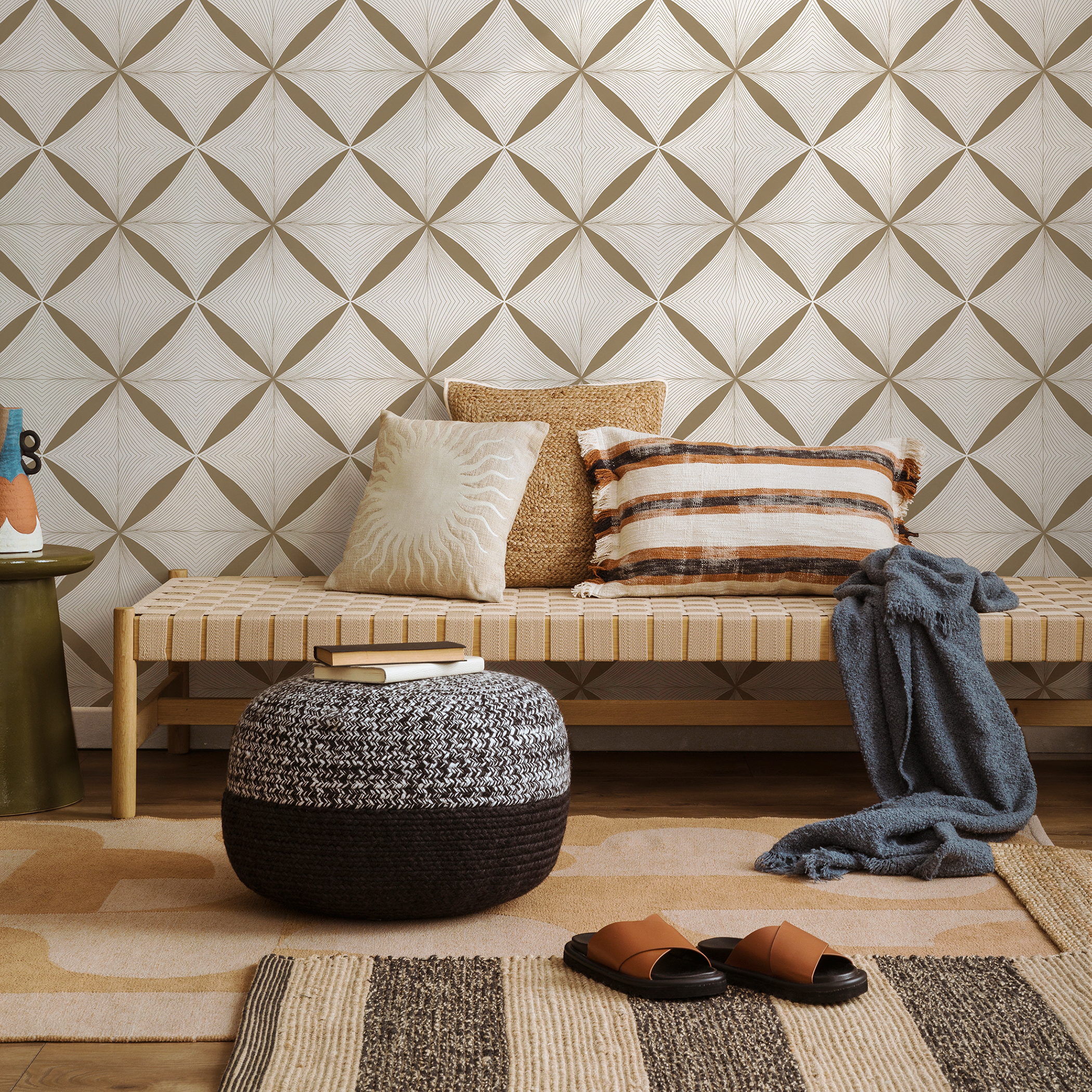 Geometric Wallpaper With Radiating Lines In Beige And Cream - C940