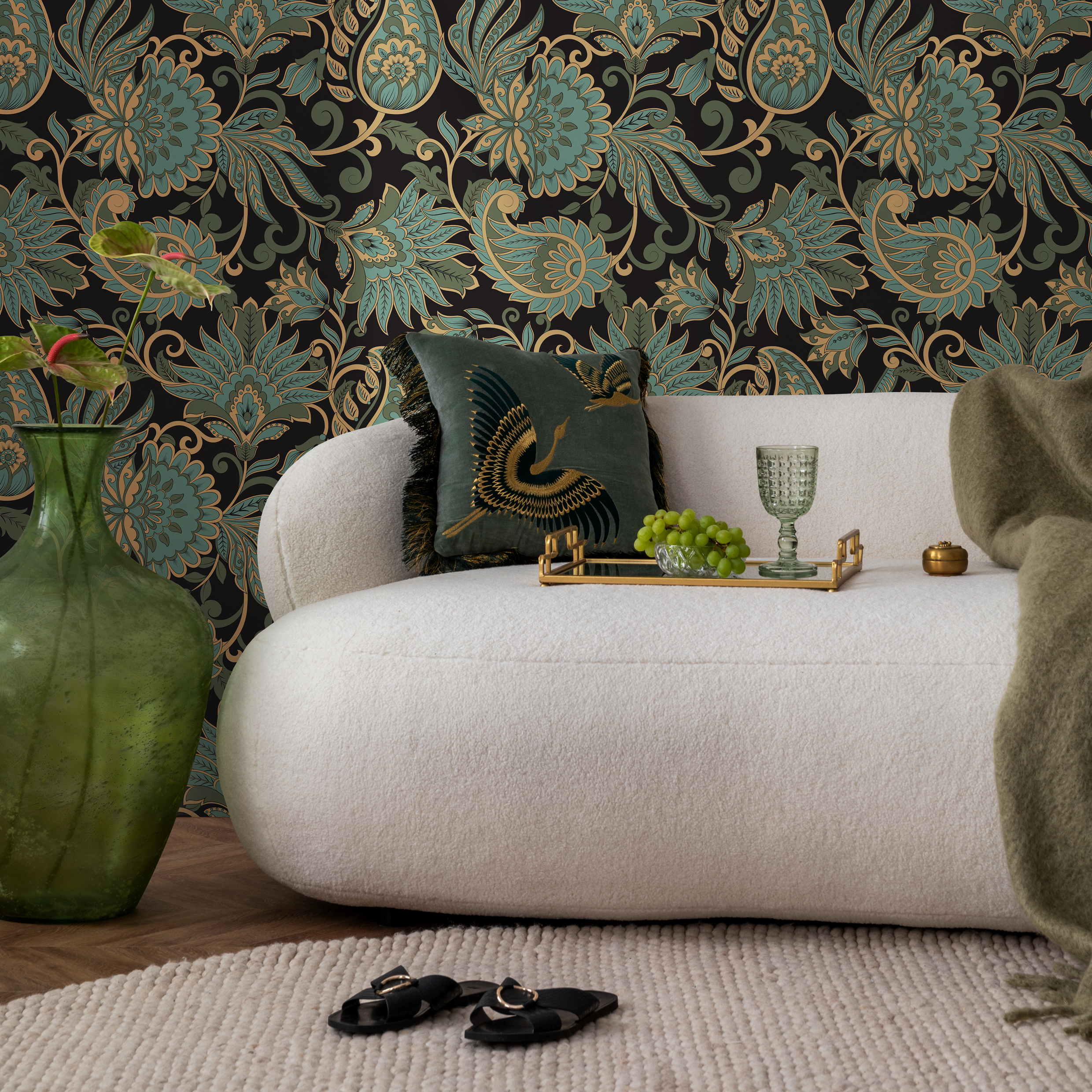 Victorian Wallpaper With An Intricate Paisley Motif In Green, Gold, And Black - D089