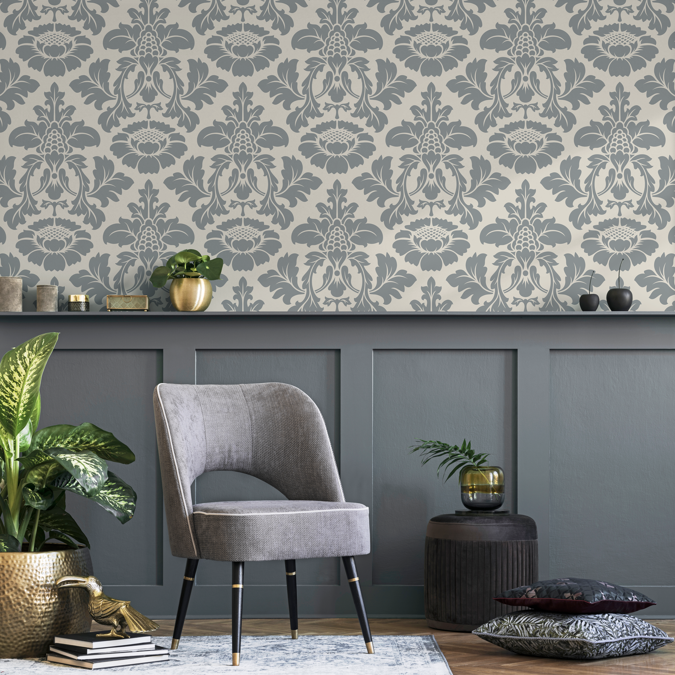 Damask Wallpaper With An Elegant Floral Motif In Light Grey And Cream - D258