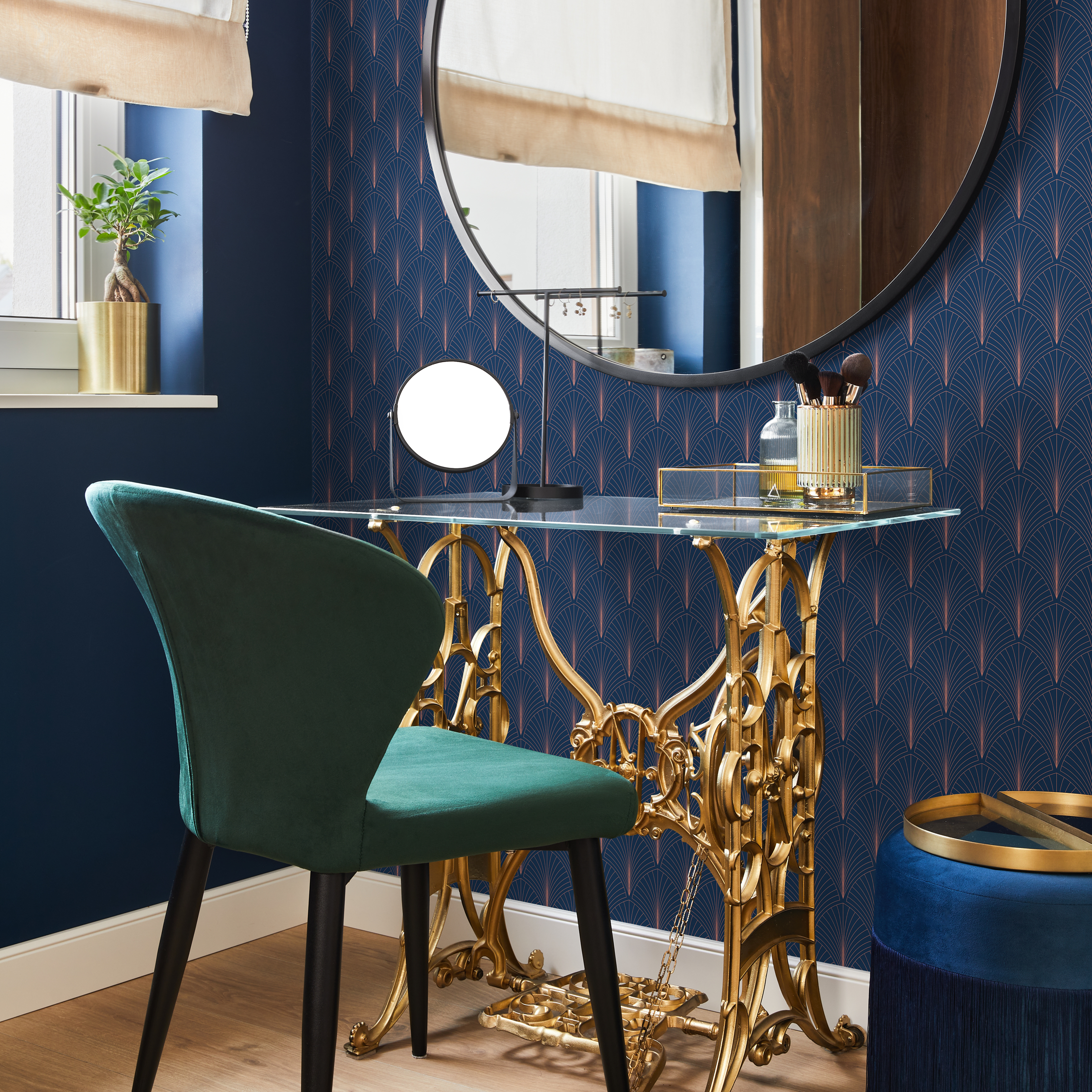 Art Deco Wallpaper With A Geometric Fan Motif In Navy Blue And Gold - D978