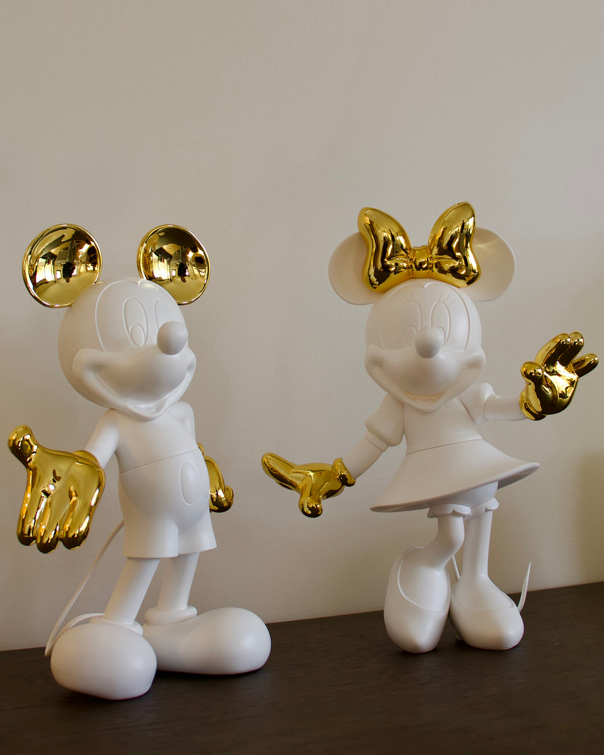 Mickey Mouse Welcome White & Gold 24in