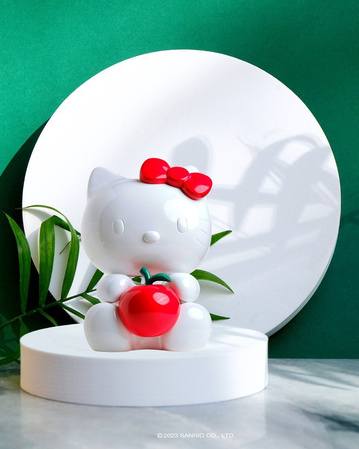 Hello Kitty Apple White With Red Apple 10in