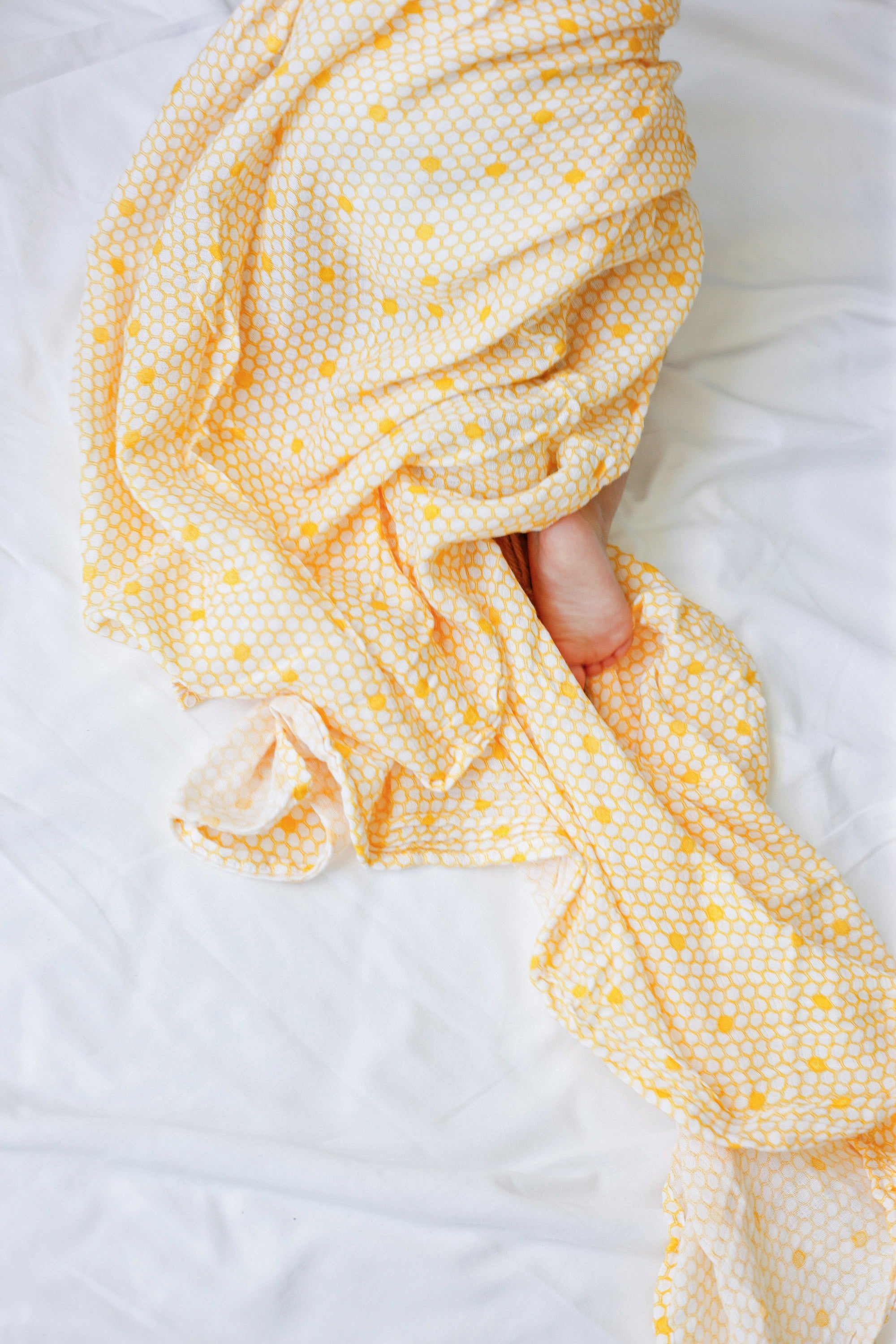 ORGANIC SWADDLE SET - BUSY BEES (Bee + Hive)