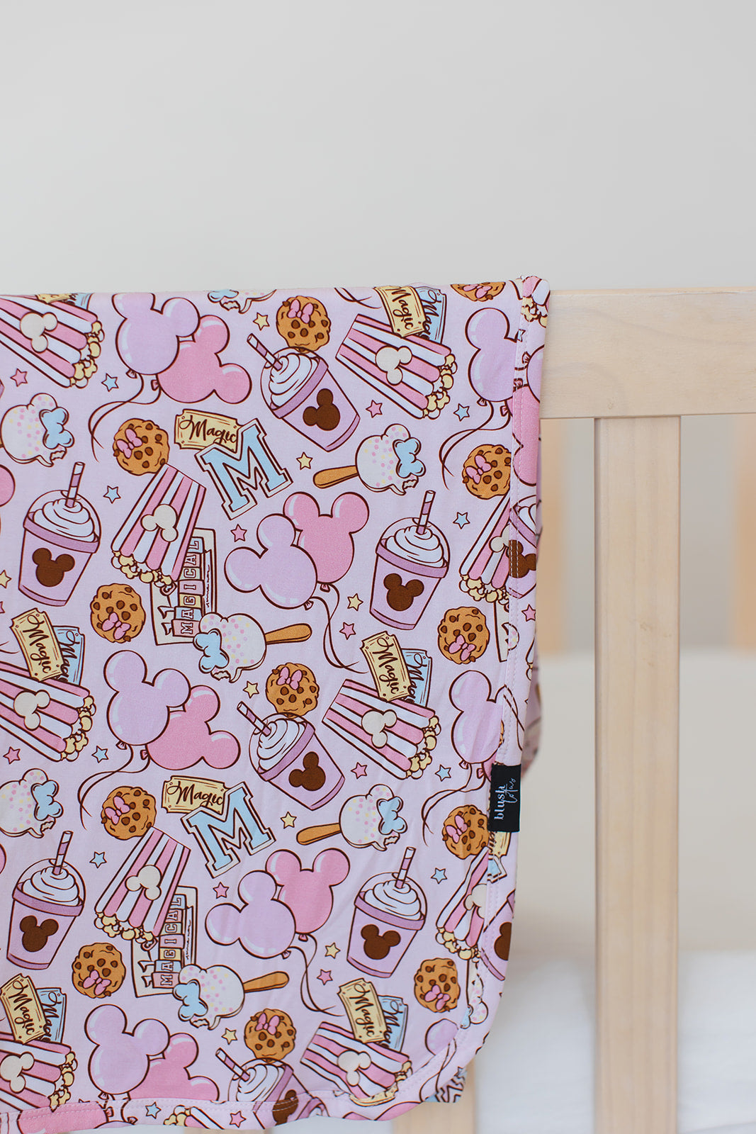 Snacks (pink) - Lightweight Blanket